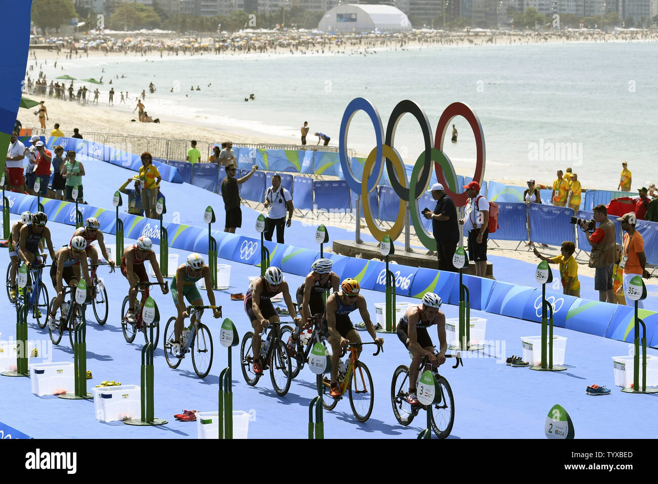 L'athlète de participer à la partie vélo du triathlon au fort Copacabana à Rio de 2016 Jeux Olympiques d'été à Rio de Janeiro, Brésil, le 18 août 2016. Les frères de Grande-Bretagne Alistair Brownlee a remporté la médaille d'or, Jonathan Brownlee a remporté l'argent et de l'Afrique du Sud a gagné le bronze Henri Schoeman. Photo de Mike Theiler/UPI Banque D'Images