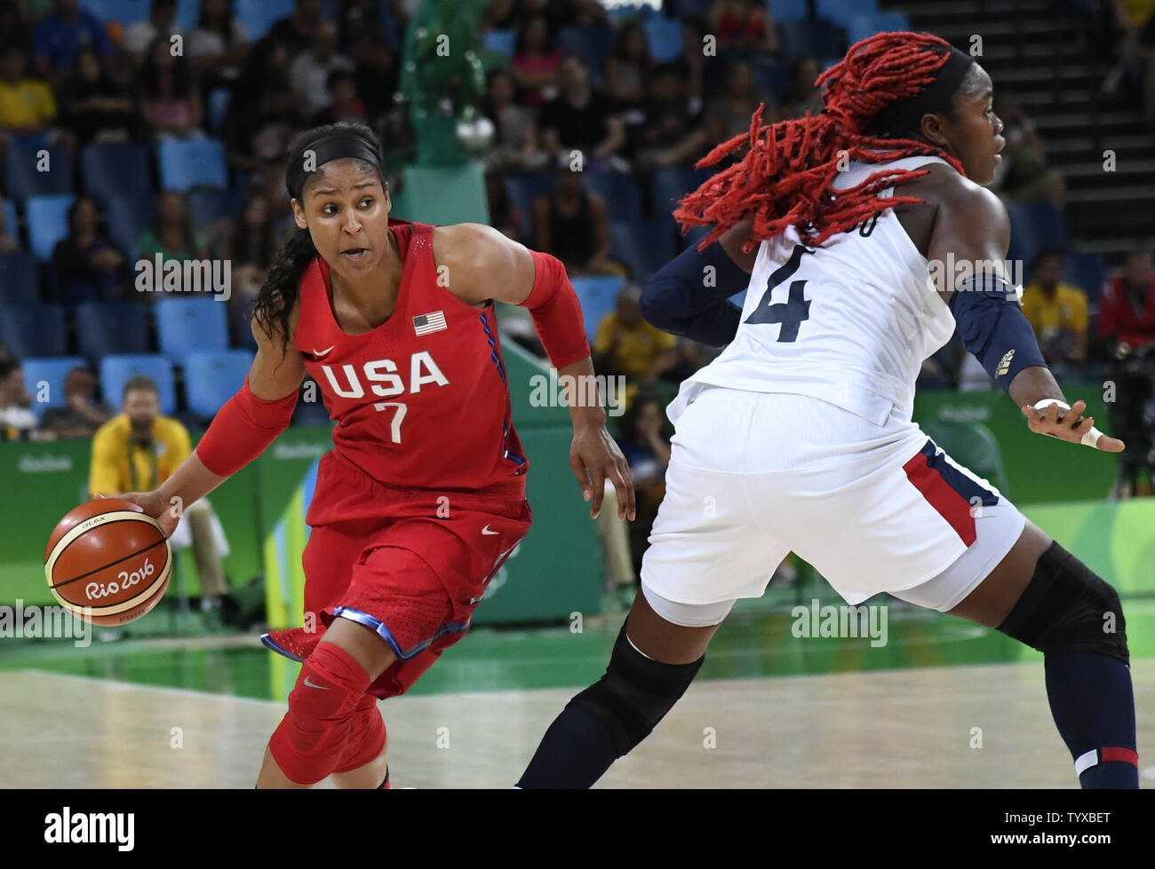 United States' Maya Moore (L) durs autour de la française Isabelle Yacoubou  au cours de l'USA vs France match de basket-ball des femmes à la Rio 2016  Jeux Olympiques d'été à Rio
