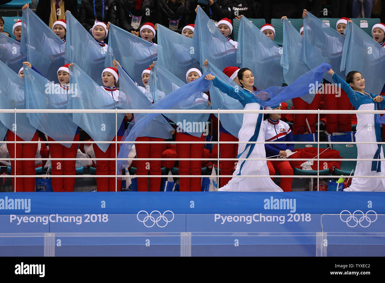 Cheerleaders de la Corée du Nord au cours de la danse le hockey sur glace féminin tour préliminaire - Groupe B match entre la Suède et l'équipe de Corée du Nord et du sud au centre de Hockey Kwandong à Gangneung, Corée du Sud au cours de la 2018 Jeux Olympiques d'hiver de Pyeongchang le 12 février, 2018. L'Amérique du Nord et du sud-coréen de l'équipe de hockey sur glace ont concouru ensemble comme 'Corée' sous le drapeau réunifiée aux Jeux Olympiques d'hiver. Photo par Andrew Wong/UPI Banque D'Images