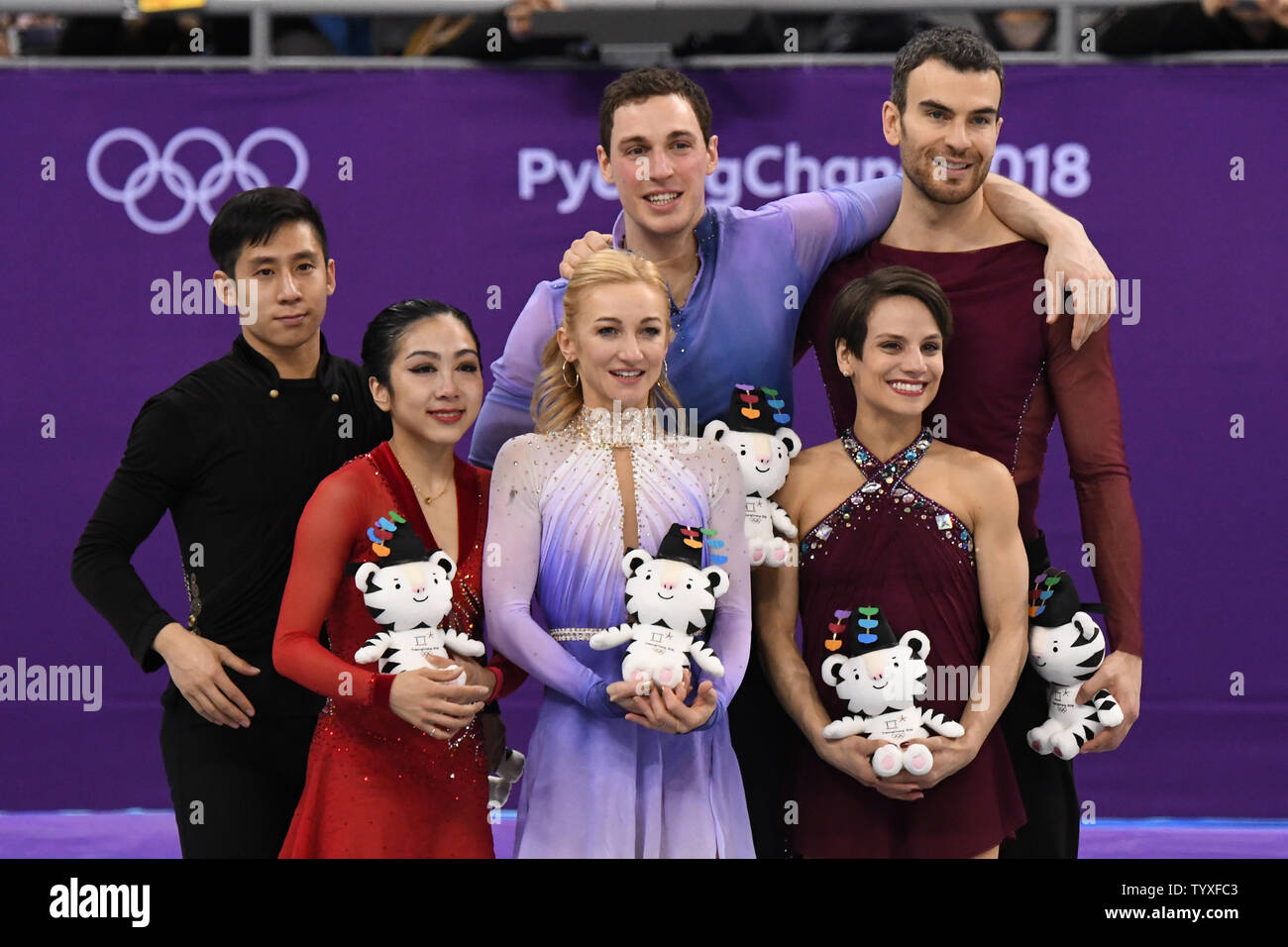 Les médaillés de Patinage Artistique Patinage libre poser sur le podium lors de la cérémonie de remise des prix de la Jeux Olympiques d'hiver de Pyeongchang 2018, à l'Ice Arena à Gangneung Gangneung, Corée du Sud, le 15 février 2018. De gauche à droite sont médaillés d'Wenjing Sui et Cong Han de Chine, médaillés d'Aljona Savchenko et Bruno Massot d'Allemagne les médaillés de bronze et Meagan Duhamel et Eric Radford du Canada. Photo de Richard Ellis/UPI Banque D'Images