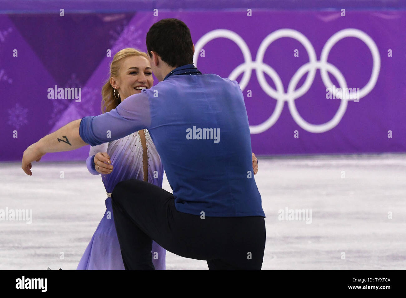 Aljona Savchenko médaillés d'or et Bruno Massot d'Allemagne embrasser à genoux sur la glace au cours de la cérémonie de remise des prix dans le PATINAGE ARTISTIQUE Patinage libre au Jeux Olympiques d'hiver de Pyeongchang 2018, à Gangneung, Corée du Sud, le 15 février 2018. Photo de Richard Ellis/UPI Banque D'Images