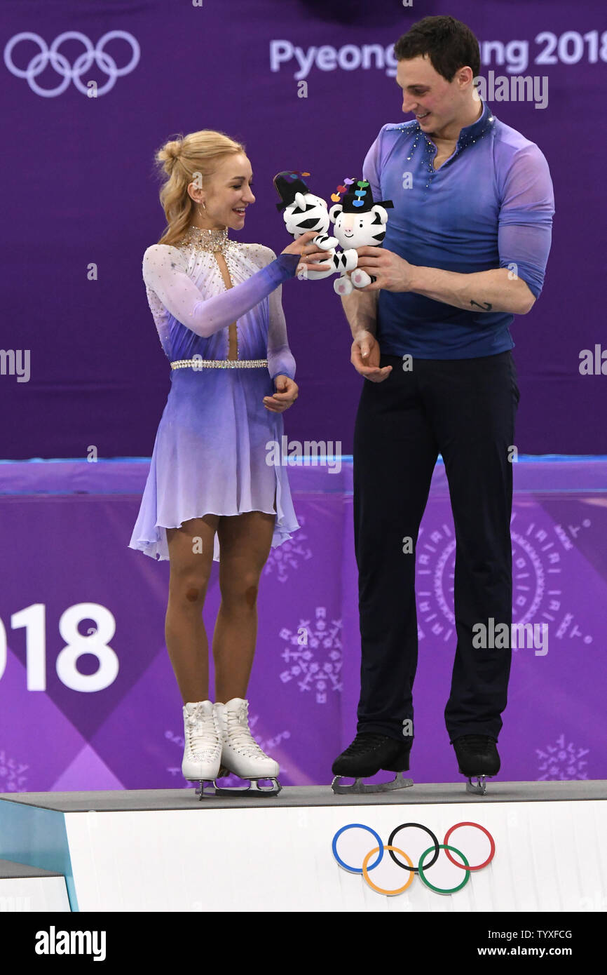 Aljona Savchenko médaillés d'or et Bruno Massot d'Allemagne bosse leur mascotte awards ensemble sur le podium lors de la cérémonie de remise des prix dans le PATINAGE ARTISTIQUE Patinage libre au Jeux Olympiques d'hiver de Pyeongchang 2018, à Gangneung, Corée du Sud, le 15 février 2018. Photo de Richard Ellis/UPI Banque D'Images