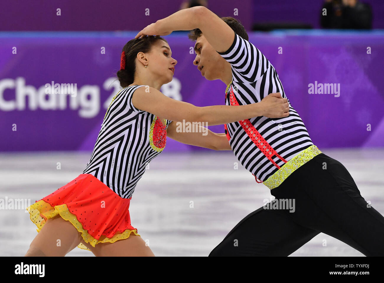 Duskova Anna et Martin Bidar de la République tchèque en compétition dans le patinage artistique programme libre au cours de l'hiver 2018 de Pyeongchang Jeux Olympiques, à l'Ice Arena à Gangneung Gangneung, Corée du Sud, le 15 février 2018. Photo de Richard Ellis/UPI Banque D'Images