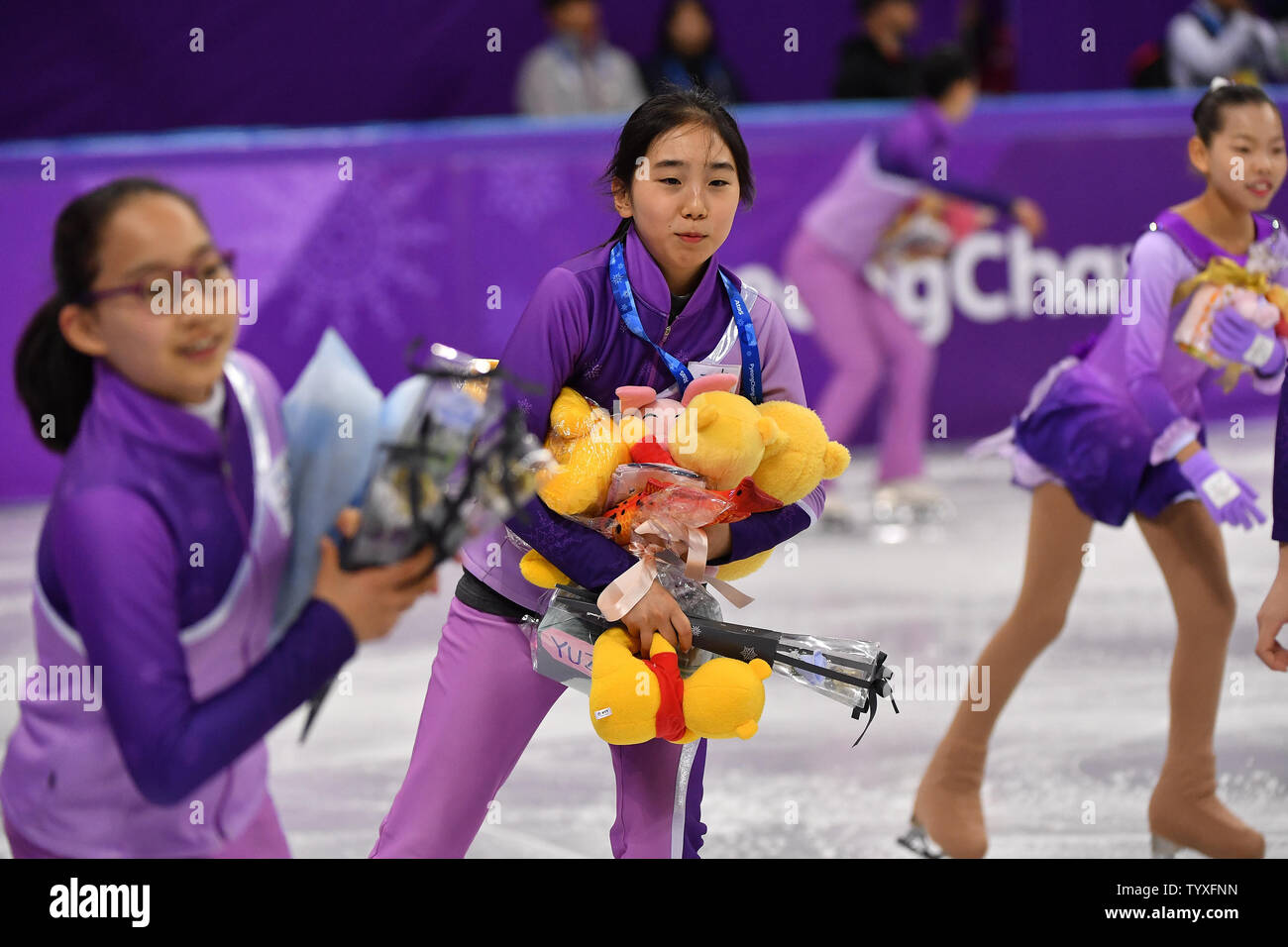 Skate pour récupérer les dizaines de cadeaux jeter par les fans de patineur japonais Yuzuru Hanyu suite à sa performance dans le presque parfait hommes Programme court de patinage artistique unique au cours de l'hiver 2018 de Pyeongchang Jeux Olympiques, à l'Ice Arena à Gangneung Gangneung, Corée du Sud, le 16 février 2018. Hanyu a terminé la journée l'un des hommes, en premier lieu. Photo de Richard Ellis/UPI Banque D'Images