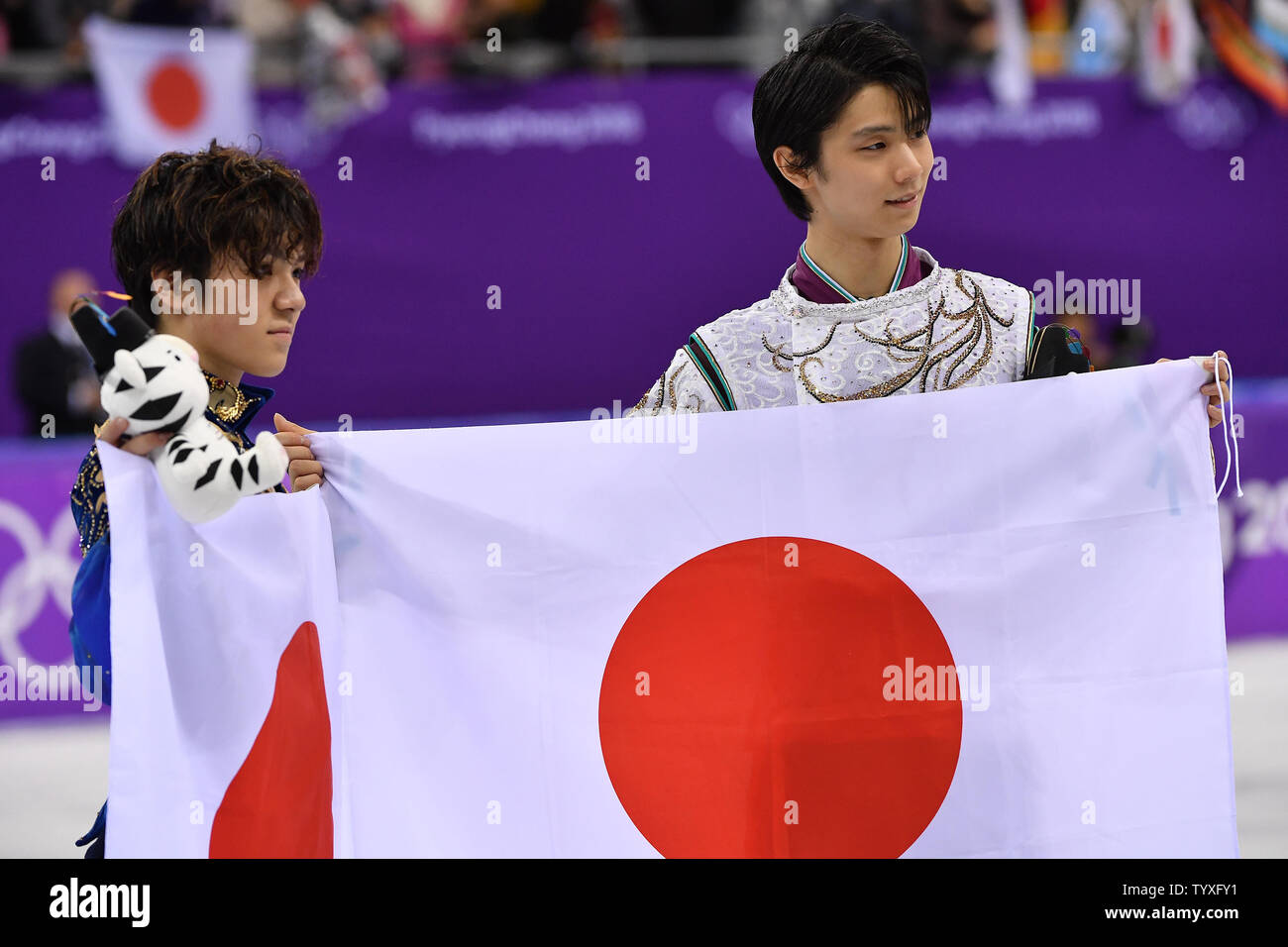 Yuzuru Hanyu médaillé d'or du Japon, la droite, et d'argent olympique Shoma Uno du Japon au cours de leur tour d'honneur pour le programme court de patinage artistique unique au cours de l'hiver 2018 de Pyeongchang Jeux Olympiques, à l'Ice Arena à Gangneung Gangneung, Corée du Sud, le 17 février 2018. Photo de Richard Ellis/UPI Banque D'Images