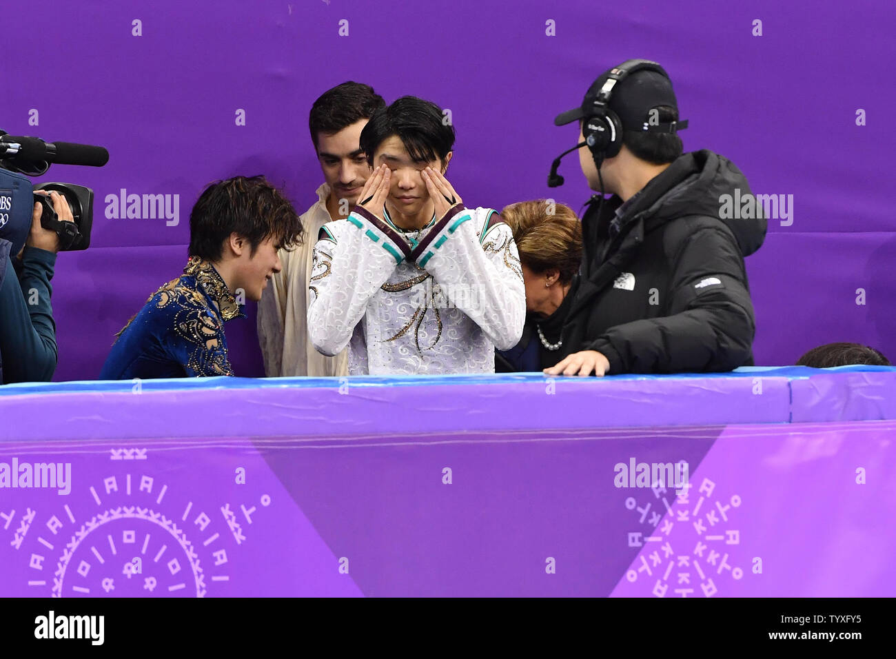 Yuzuru Hanyu médaillé d'or du Japon, essuie les larmes avant la cérémonie de remise des prix pour le programme court de patinage artistique unique au cours de l'hiver 2018 de Pyeongchang Jeux Olympiques, à l'Ice Arena à Gangneung Gangneung, Corée du Sud, le 17 février 2018. Photo de Richard Ellis/UPI Banque D'Images