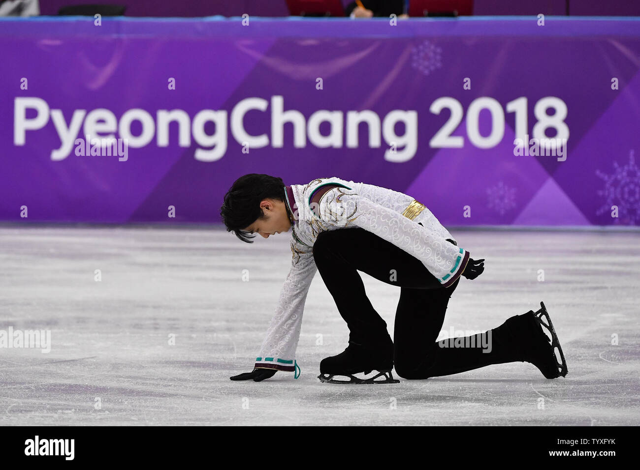 Yuzuru Hanyu du Japon, célèbre pour sa médaille d'or performance gagnante dans l'épreuve du programme court de patinage artistique unique au cours de l'hiver 2018 de Pyeongchang Jeux Olympiques, à l'Ice Arena à Gangneung Gangneung, Corée du Sud, le 17 février 2018. Photo de Richard Ellis/UPI Banque D'Images