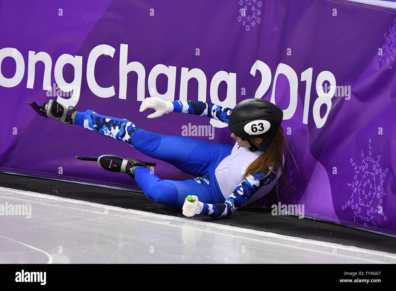 Ekaterina Efremenkova de Russie prend un déversement dans la seconde la chaleur dans l'Chers 1 500 m de patinage de vitesse courte piste au cours de la finale des Jeux Olympiques d'hiver de 2018 à Pyeongchang, à l'Ice Arena à Gangneung Gangneung, Corée du Sud, le 17 février 2018. Photo de Richard Ellis/UPI Banque D'Images