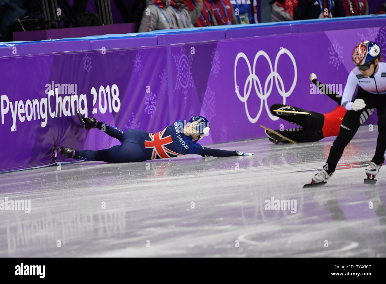 Numéro un mondial de la Elise Christie de Grande-Bretagne tombe sur le dernier virage de quart de finale dans les dames 1500m de patinage de vitesse sur courte piste au cours de la finale des Jeux Olympiques d'hiver de 2018 à Pyeongchang, à l'Ice Arena à Gangneung Gangneung, Corée du Sud, le 17 février 2018. Photo de Richard Ellis/UPI Banque D'Images