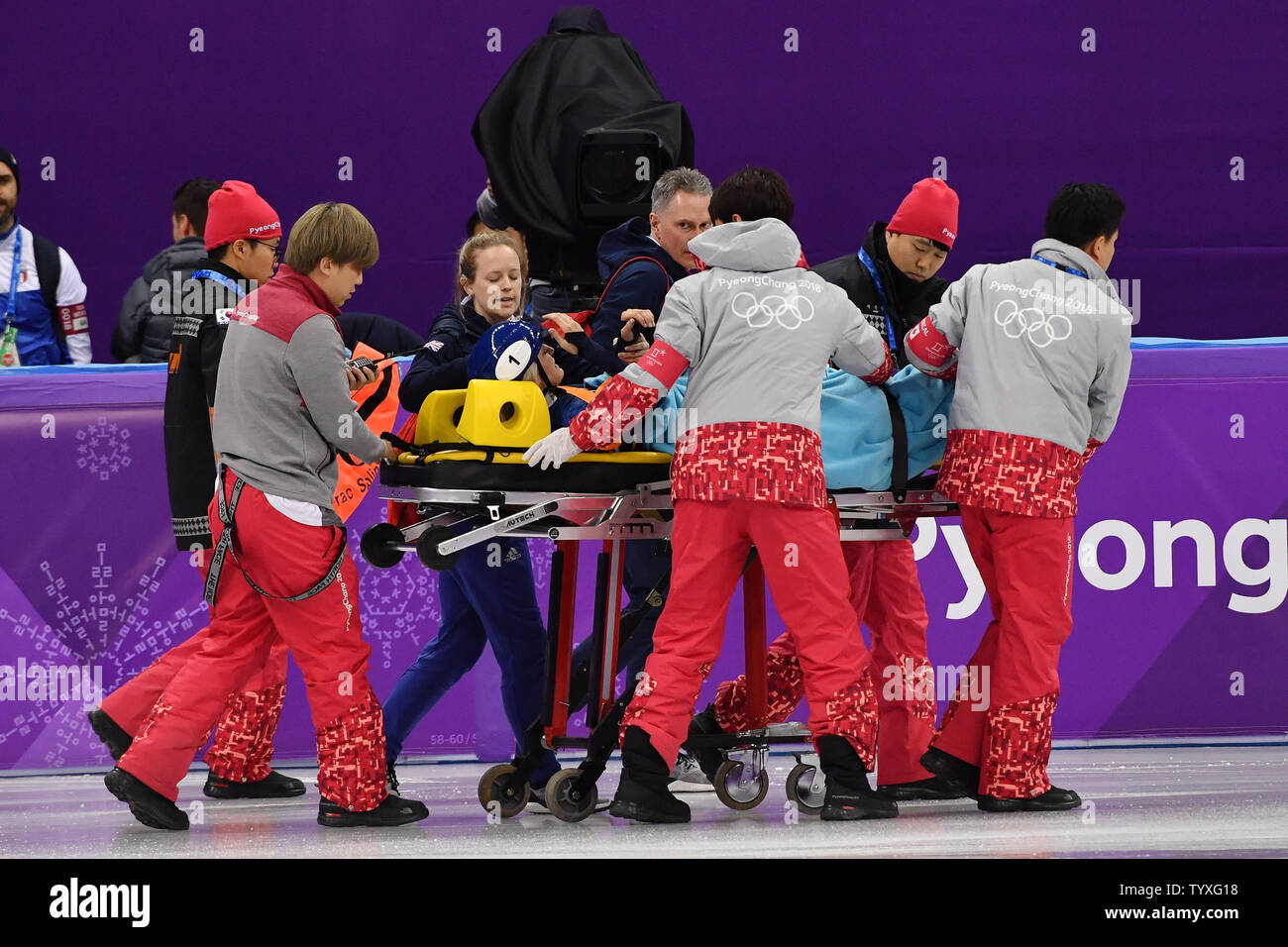 Les équipes médicales de piste Elise Christie de Grande-bretagne sur une civière après avoir sauté sur la glace sur le dernier virage de quart de finale dans les dames 1500m de patinage de vitesse sur courte piste au cours de la finale des Jeux Olympiques d'hiver de 2018 à Pyeongchang, à l'Ice Arena à Gangneung Gangneung, Corée du Sud, le 17 février 2018. Photo de Richard Ellis/UPI Banque D'Images