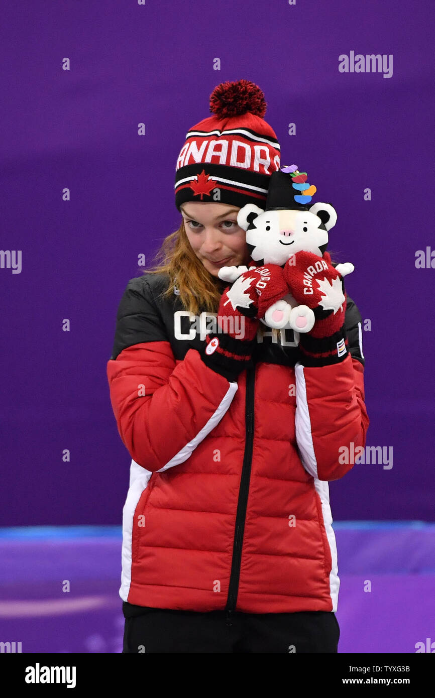 Médaillé de bronze, Kim Boutin du Canada hugs son prix au cours de la mascotte de la cérémonie de la victoire pour les dames 1 500 m de patinage de vitesse courte piste au Jeux Olympiques d'hiver de Pyeongchang 2018, à l'Ice Arena à Gangneung Gangneung, Corée du Sud, le 17 février 2018. Photo de Richard Ellis/UPI Banque D'Images