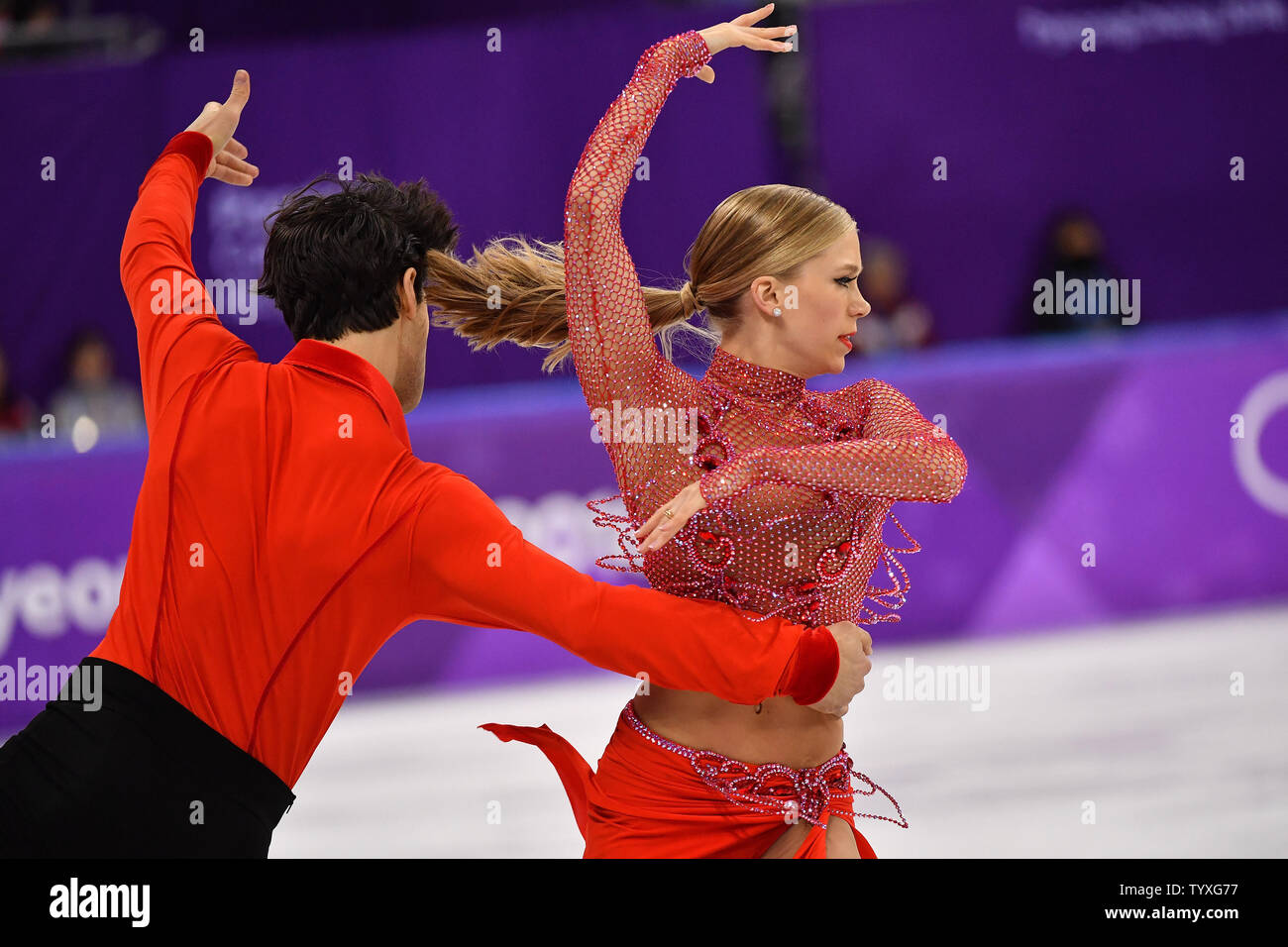 Kaitlyn Weaver et Andrew Poje du Canada en compétition en Danse Programme court au cours de l'événement des Jeux Olympiques d'hiver de Pyeongchang 2018, à l'Ice Arena à Gangneung Gangneung, Corée du Sud, le 19 février 2018. Photo de Richard Ellis/UPI Banque D'Images