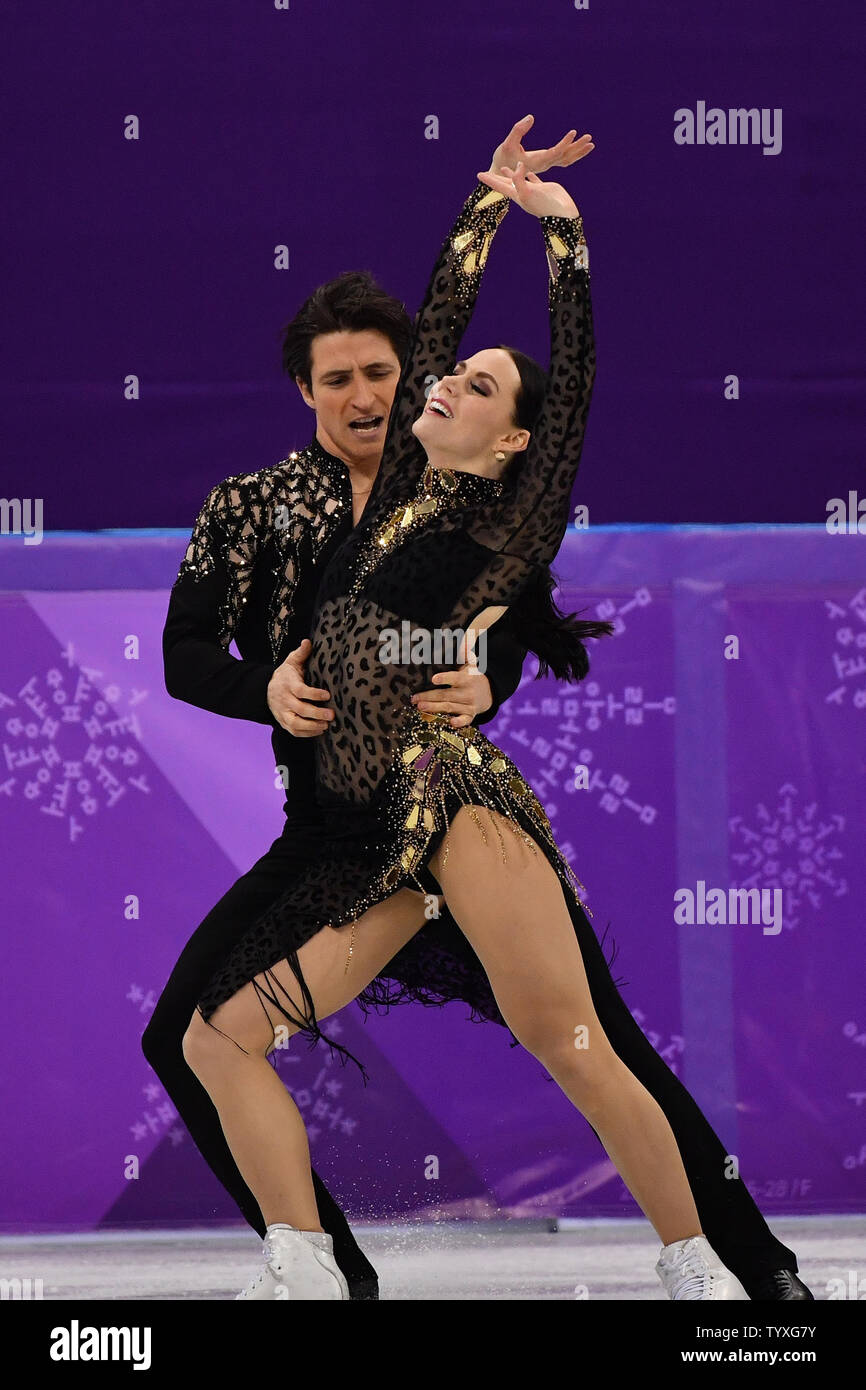 Tessa Virtue et Scott Moir du Canada en compétition en Danse Programme court au cours de l'événement des Jeux Olympiques d'hiver de Pyeongchang 2018, à l'Ice Arena à Gangneung Gangneung, Corée du Sud, le 19 février 2018. Photo de Richard Ellis/UPI Banque D'Images