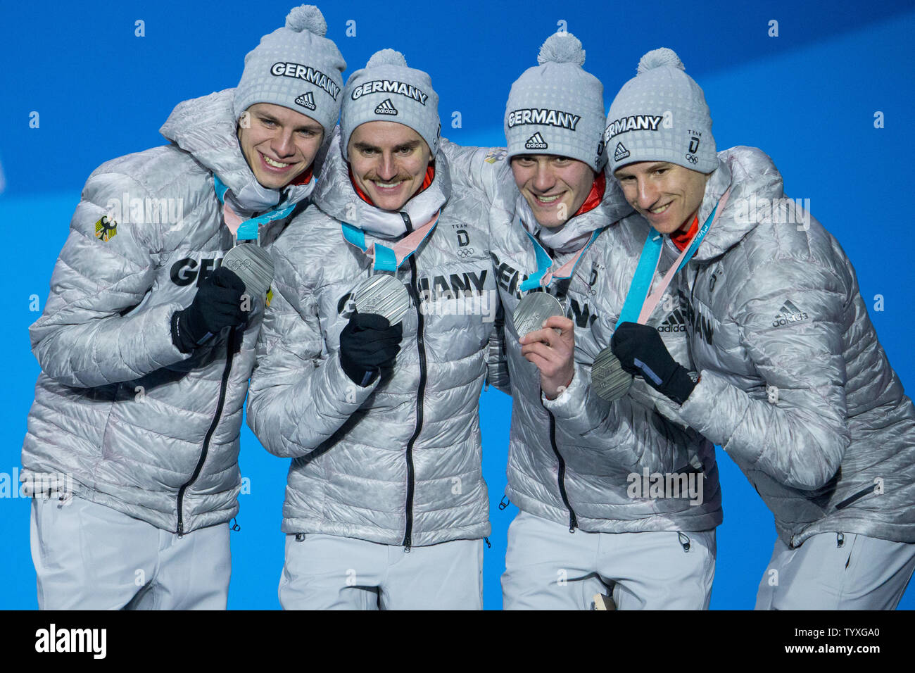 MenÕs les médaillés d'argent de saut à ski de l'équipe de Allemagne Karl Geiger, Stephan Leyhe, Richard Freitag, et Andreas Wellingall posent pour une photo lors de la cérémonie de remise des médailles à la place des médailles de Pyeongchang à Pyeongchang, Corée du Sud le 20 février 2018. Photo de Matthew Healey/UPI Banque D'Images