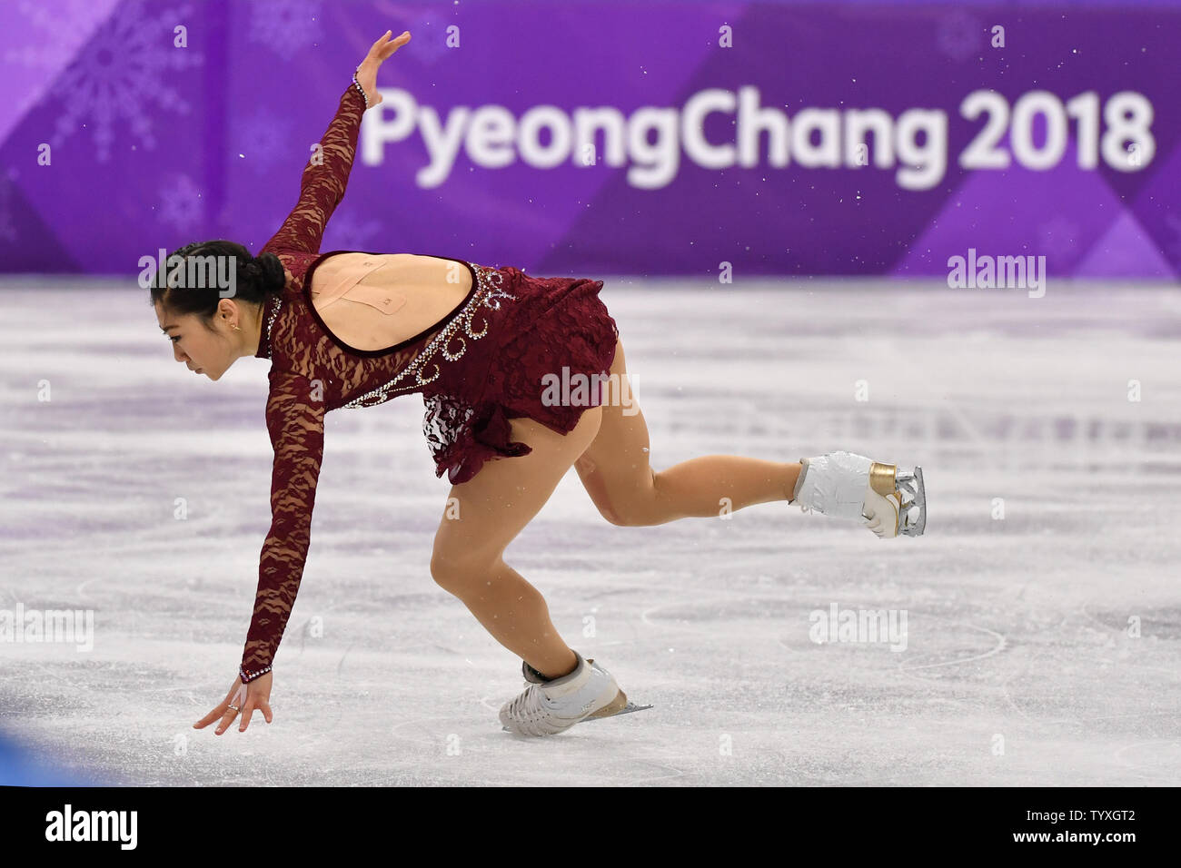 Mirai Nagasu des USA prend une chute au cours de l'unique programme court dames de patinage au cours de l'hiver 2018 de Pyeongchang Jeux Olympiques, à l'Ice Arena à Gangneung Gangneung, Corée du Sud, le 21 février 2018. Photo de Richard Ellis/UPI Banque D'Images