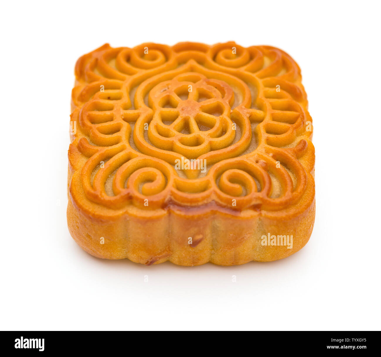 Un morceau de mooncake traditionnel chinois sur fond blanc Banque D'Images
