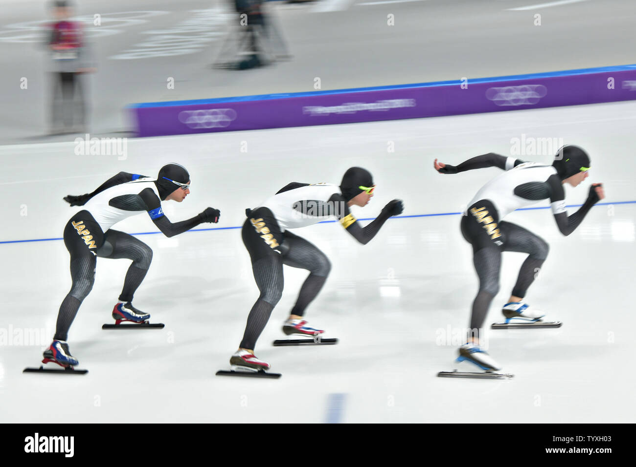 Le Japon participe à l'équipe de patinage de vitesse Hommes Poursuite par équipe au cours de la demi-finale des Jeux Olympiques d'hiver de 2018 à Pyeongchang, à l'ovale à Gangneung Gangneung, Corée du Sud, le 21 février 2018. Photo de Richard Ellis/UPI Banque D'Images