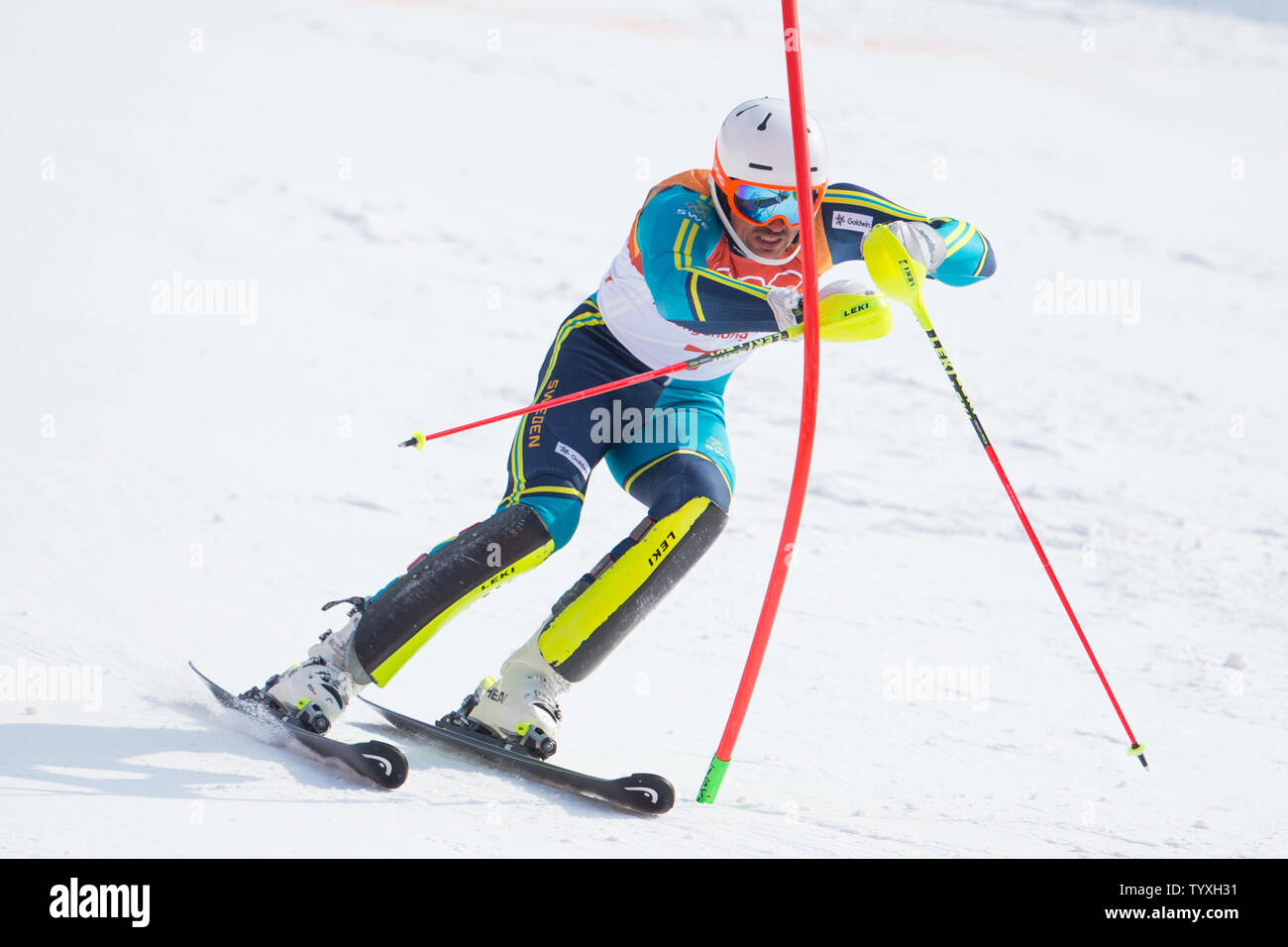 André Myhrer de la Suède participe à la seconde exécution la finale du slalom masculin au centre alpin de Yongpyong à Pyeongchang, Corée du Sud le 22 février 2018. Myhrer a remporté l'or avec un temps total de 1:38,99. Photo de Matthew Healey/UPI Banque D'Images