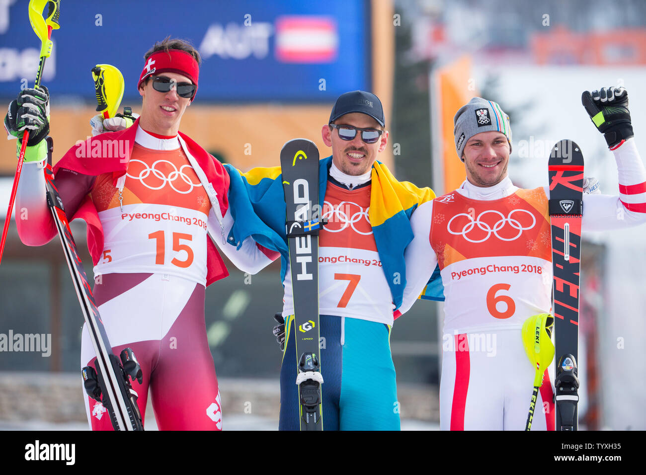 De gauche le slalom masculin médaillé argent Ramon Zenhaeusern de Suisse, médaille d'André Myhrer de Suède et médaillé de bronze Michael Matt d'Autriche posent pour une photo sur le site cérémonie au centre alpin de Yongpyong à Pyeongchang, Corée du Sud le 22 février 2018. Photo de Matthew Healey/UPI Banque D'Images