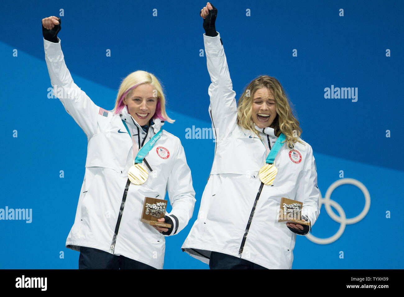 Ladies' Sprint par équipe de Cross Country médaillés d'Kikkan Randall (L) et Jessica Diggins des Etats-Unis réagir après avoir reçu leurs médailles durant la cérémonie des médailles pour les Jeux Olympiques de 2018 à la place des médailles de Pyeongchang à Pyeongchang, Corée du Sud le 22 février 2018. Photo de Matthew Healey/UPI Banque D'Images