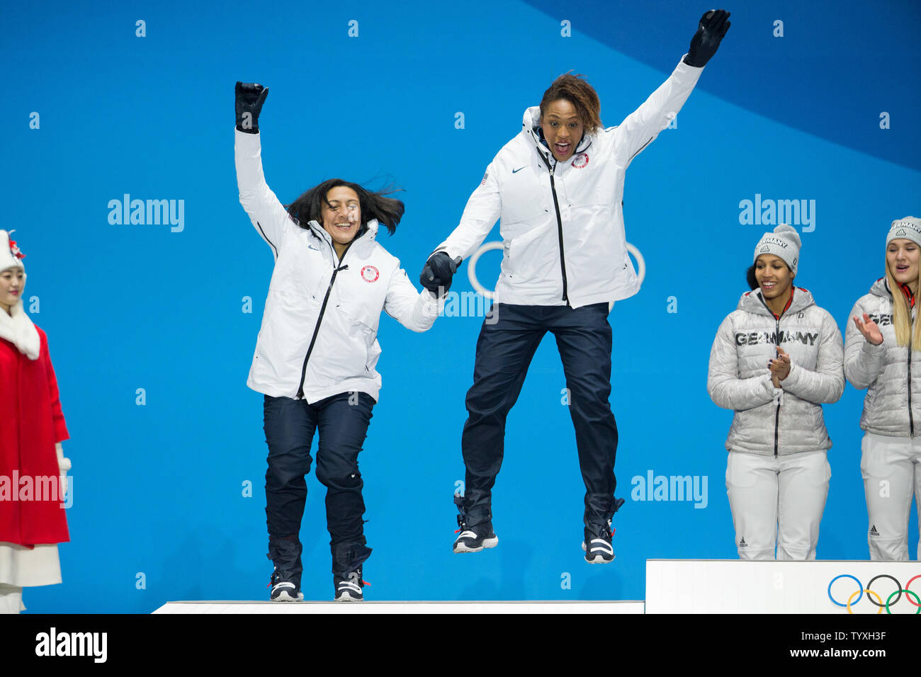Deux femmes Bobsleigh Personne médaillés d'Elana Meyers Taylor et Lauren Gibbs de l'United States sauter sur le stand au cours de la cérémonie de remise des médailles pour les Jeux Olympiques de 2018 à la place des médailles de Pyeongchang à Pyeongchang, Corée du Sud le 22 février 2018. Photo de Matthew Healey/UPI Banque D'Images
