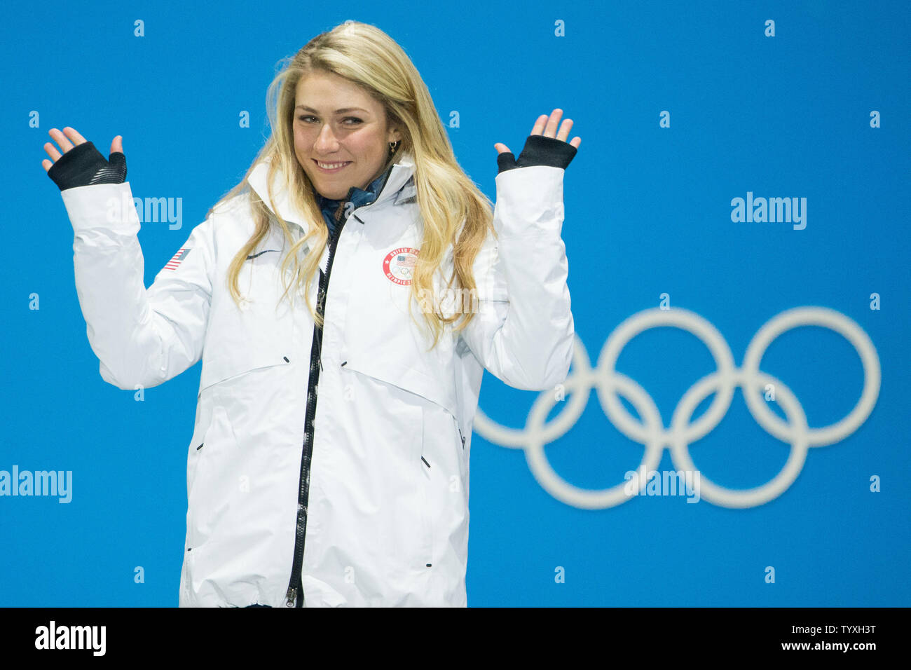 Ladies' combiné alpin Slalom Mikaela Shiffrin, médaillé d'argent des États-Unis salue la foule lors de la cérémonie de remise des médailles pour les Jeux Olympiques de 2018 à la place des médailles de Pyeongchang à Pyeongchang, Corée du Sud le 22 février 2018. Photo de Matthew Healey/UPI Banque D'Images