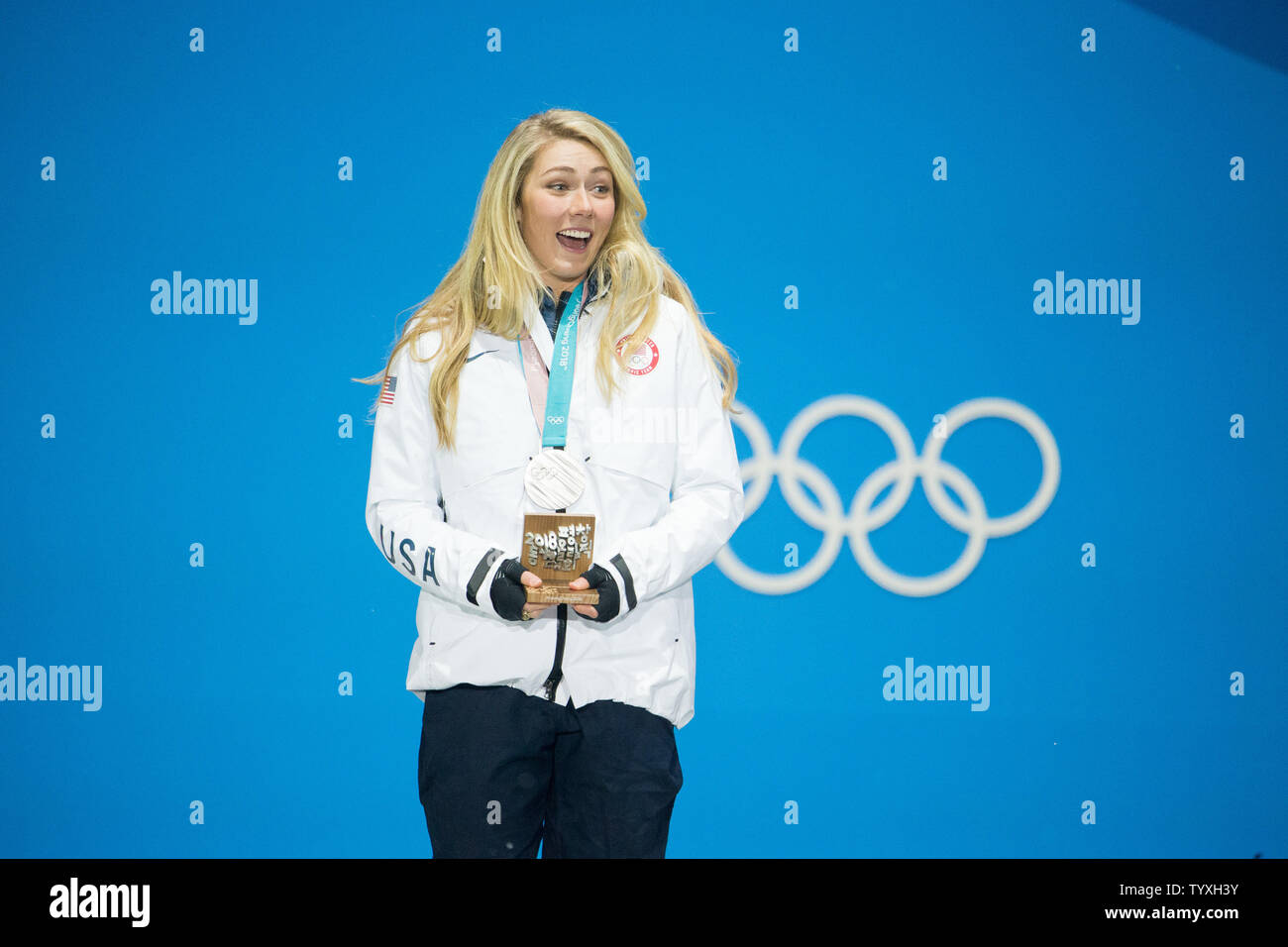 Ladies' combiné alpin Slalom Mikaela Shiffrin, médaillé d'argent des États-Unis des sourires à la foule au cours de la cérémonie de remise des médailles pour les Jeux Olympiques de 2018 à la place des médailles de Pyeongchang à Pyeongchang, Corée du Sud le 22 février 2018. Photo de Matthew Healey/UPI Banque D'Images