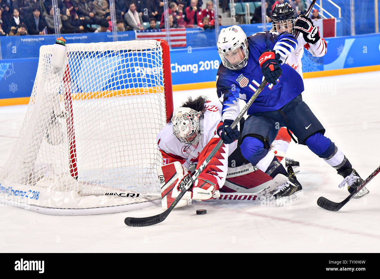 L'objectif canadien de blocs d'un tir de United States avant Monique Lamoureux-Morando (7) lors de la finale féminine de hockey sur glace au Jeux Olympiques d'hiver de Pyeongchang 2018, dans le centre de hockey à Gangneung Gangneung, Corée du Sud, le 22 février 2018. Photo de Richard Ellis/UPI Banque D'Images