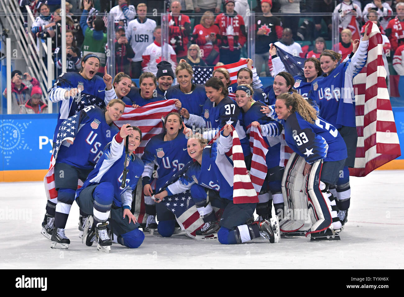 Les membres de l'équipe United States prendre une médaille d'selfies après leur victoire sur l'Équipe Canada dans la finale féminine de hockey sur glace au Jeux Olympiques d'hiver de Pyeongchang 2018, dans le centre de hockey à Gangneung Gangneung, Corée du Sud, le 22 février 2018. Photo de Richard Ellis/UPI Banque D'Images