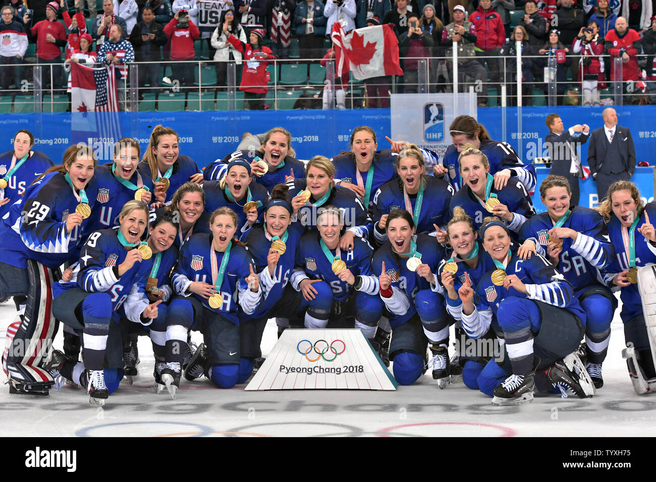L'équipe américaine de célébrer leur médaille d'or dans la finale féminine de hockey sur glace au Jeux Olympiques d'hiver de Pyeongchang 2018, dans le centre de hockey à Gangneung Gangneung, Corée du Sud, le 22 février 2018. L'équipe américaine a défait le Canada 3-2, dans une fusillade pour leur première médaille d'or pour le hockey féminin depuis 1998. Photo de Richard Ellis/UPI Banque D'Images