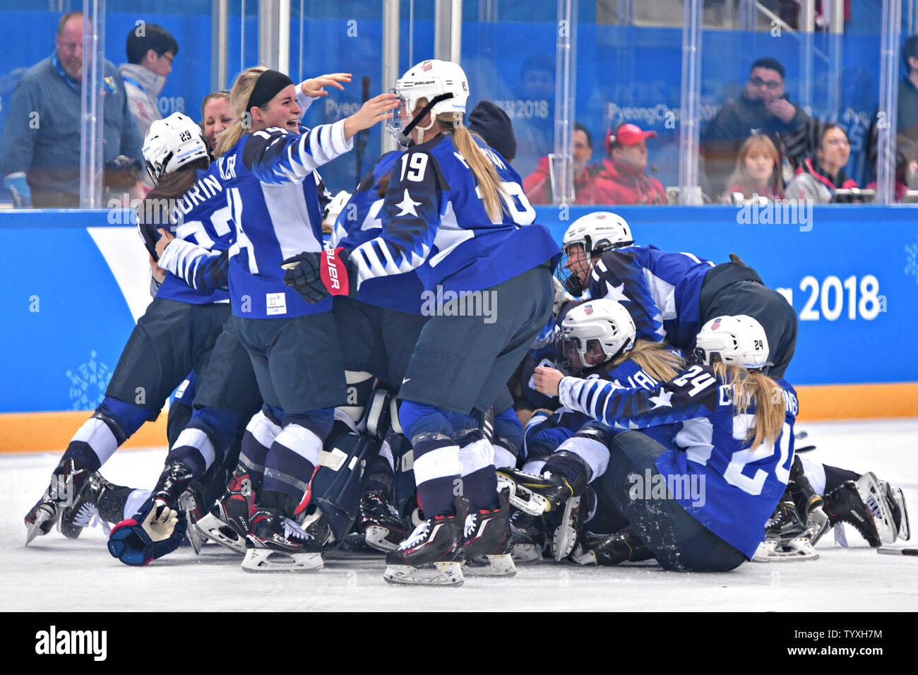 Les membres de l'équipe United States court sur la glace pour célébrer leur médaille d'or sur l'Équipe Canada dans la finale féminine de hockey sur glace au Jeux Olympiques d'hiver de Pyeongchang 2018, dans le centre de hockey à Gangneung Gangneung, Corée du Sud, le 22 février 2018. Photo de Richard Ellis/UPI Banque D'Images