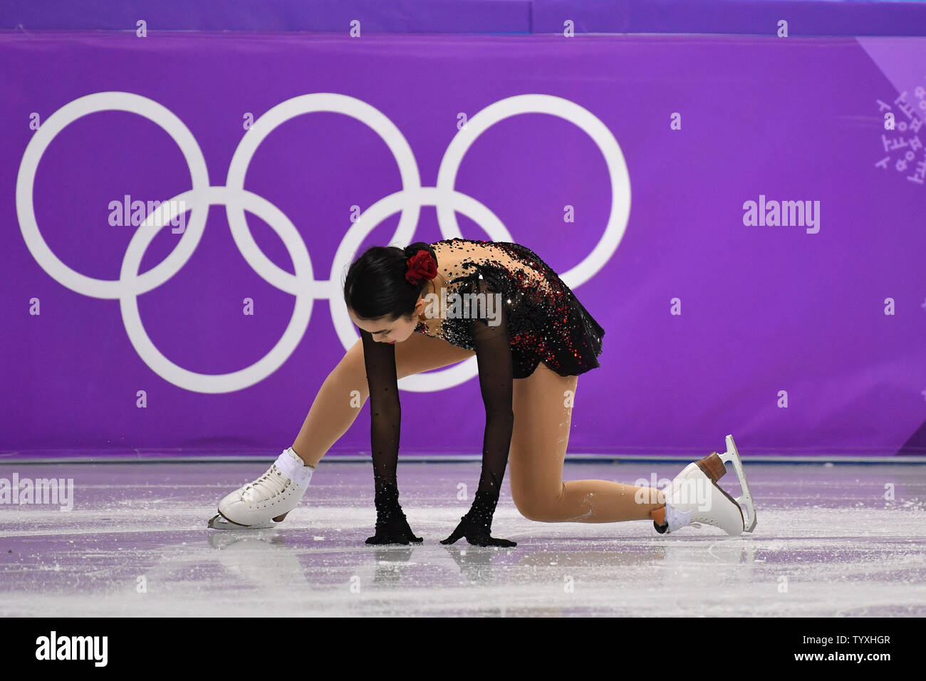 Karen Chen des États-Unis prend une chute dans les dames Figure Skating patinage libre finale au Jeux Olympiques d'hiver de Pyeongchang 2018, dans la patinoire à Gangneung Gangneung, Corée du Sud, le 23 février 2018. Photo de Richard Ellis/UPI Banque D'Images