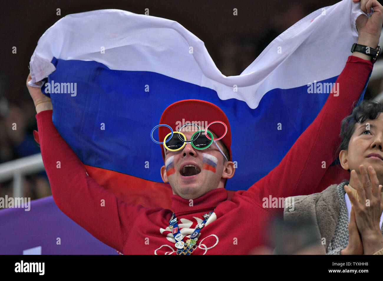 Une fan russe au cours de l'acclamations Mesdames Figure Skating patinage libre finale au Jeux Olympiques d'hiver de Pyeongchang 2018, dans la patinoire à Gangneung Gangneung, Corée du Sud, le 23 février 2018. Photo de Richard Ellis/UPI Banque D'Images