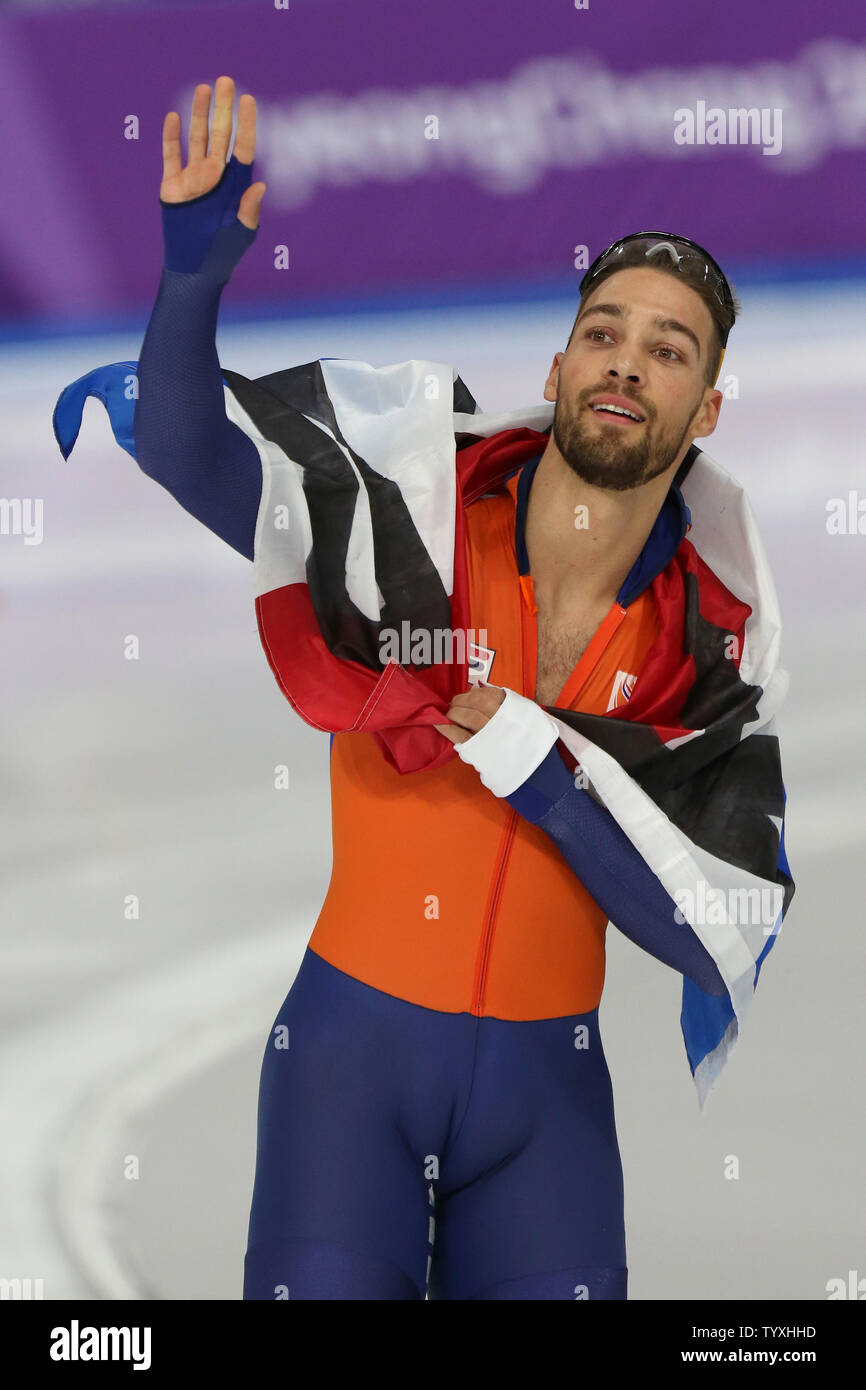 Kjeld Nuis des Pays-Bas célèbre après avoir remporté la médaille d'or de l'homme 1000m en patinage de vitesse avec un temps de 1:07,95 minutes, à l'ovale à Gangneung Gangneung, Corée du Sud, au cours de l'Jeux olympiques d'hiver de Pyeongchang 2018 le 23 février 2018. Photo par Andrew Wong/UPI Banque D'Images