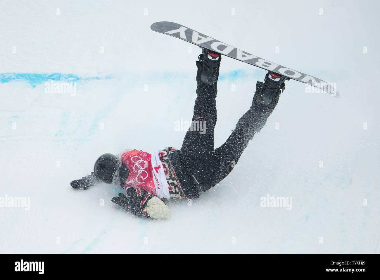 Max Parrot du Canada tombe sur un saut dans l'épreuve du Big Air Snowboard dans la finale aux Jeux Olympiques de 2018 à l'Alpensia Pyeongchang Saut à Ski Center à Pyeongchang, Corée du Sud le 24 février 2018. Photo de Matthew Healey/UPI Banque D'Images
