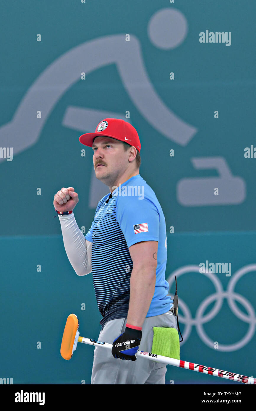 Matt Hamilton de l'United States célèbre l'un des derniers coups de feu au cours de curling masculin finale au Jeux Olympiques d'hiver de Pyeongchang 2018, dans le centre de curling de Gangneung Gangneung, Corée du Sud, le 24 février 2018. Les États-unis a remporté la médaille d'or pour la première fois en battant la Suède qui prit l'argent et la Suisse le bronze. Photo de Richard Ellis/UPI Banque D'Images