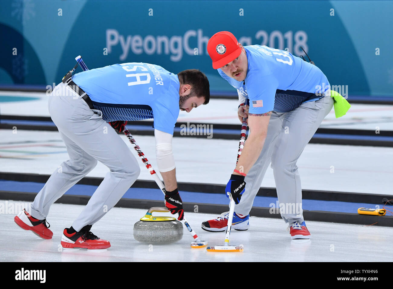 Matt Hamilton, droite, et John Landsteiner des États-Unis balayer l'avant de la pierre pendant la finale de curling masculin à l'Jeux olympiques d'hiver de Pyeongchang 2018, dans le centre de curling de Gangneung Gangneung, Corée du Sud, le 24 février 2018. Les États-unis a remporté la médaille d'or pour la première fois en battant la Suède qui prit l'argent et la Suisse le bronze. Photo de Richard Ellis/UPI Banque D'Images