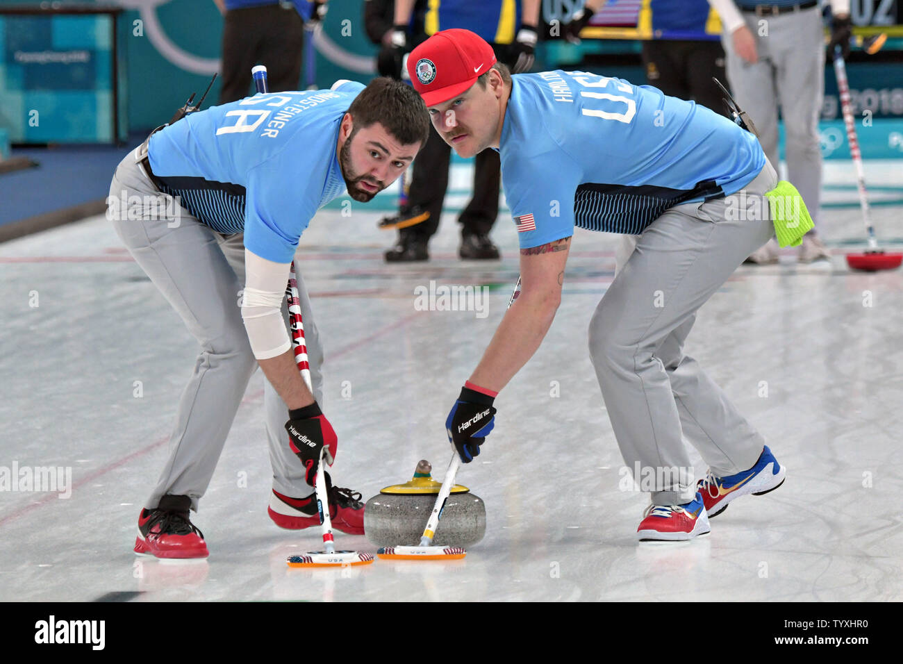 Matt Hamilton, droite, et John Landsteiner des États-Unis balayer l'avant de la pierre pendant la finale de curling masculin à l'Jeux olympiques d'hiver de Pyeongchang 2018, dans le centre de curling de Gangneung Gangneung, Corée du Sud, le 24 février 2018. Les États-unis a remporté la médaille d'or pour la première fois en battant la Suède qui prit l'argent et la Suisse le bronze. Photo de Richard Ellis/UPI Banque D'Images