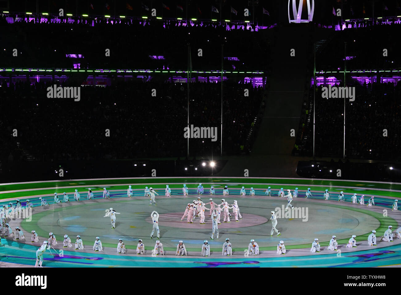 Les interprètes dansent lors de la cérémonie de clôture pour les Jeux Olympiques d'hiver de Pyeongchang 2018 le au Stade Olympique dans Daegwalnyeong, Corée du Sud, le 25 février 2018. Photo de Richard Ellis/UPI Banque D'Images