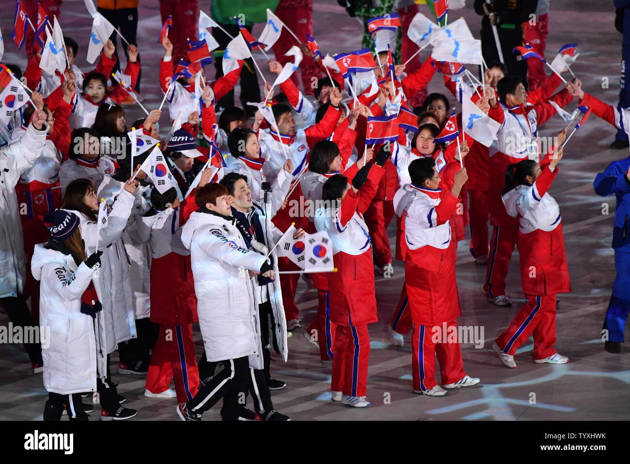 Les athlètes de la Corée du Nord et du Sud arrivent à la cérémonie de clôture des Jeux Olympiques d'hiver de 2018 à Pyeongchang le au Stade Olympique dans Daegwalnyeong, Corée du Sud, le 25 février 2018. Photo de Richard Ellis/UPI Banque D'Images