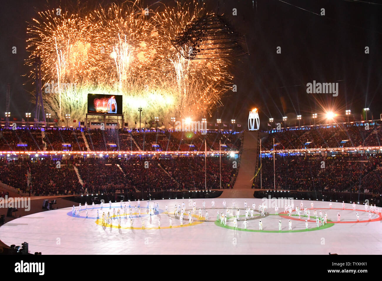 D'artifice et les spectacles de danse aller à la cérémonie de clôture des Jeux Olympiques d'hiver de 2018 à Pyeongchang le au Stade Olympique dans Daegwalnyeong, Corée du Sud, le 25 février 2018. Photo de Richard Ellis/UPI Banque D'Images