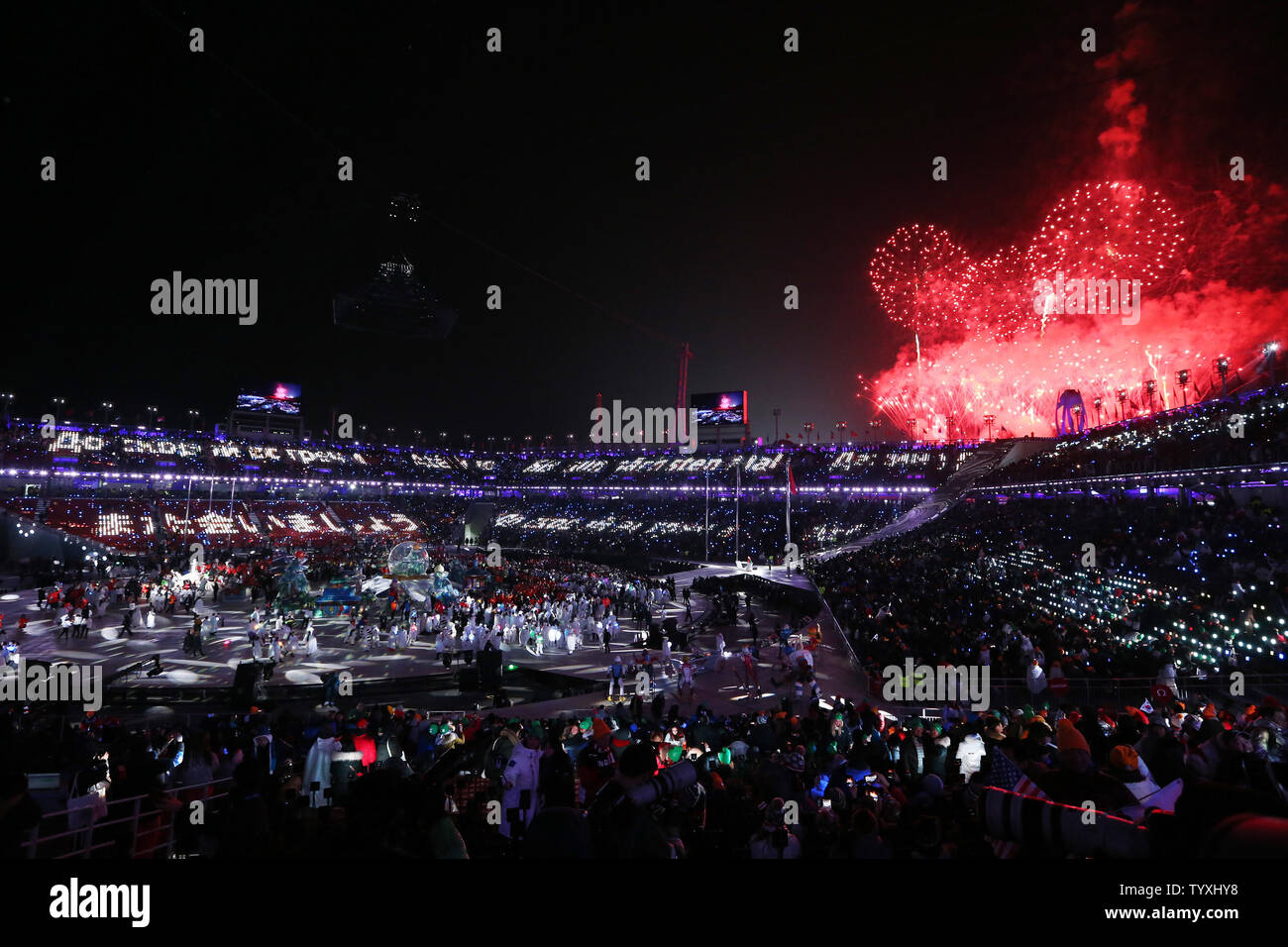 D'artifice s'éteindre lors de la cérémonie de clôture pour l'Pyeongchang 2018 Jeux Olympiques d'hiver, au Stade Olympique dans Daegwalnyeong, Corée du Sud, le 25 février 2018. Photo de Matthew Healey/UPI Banque D'Images