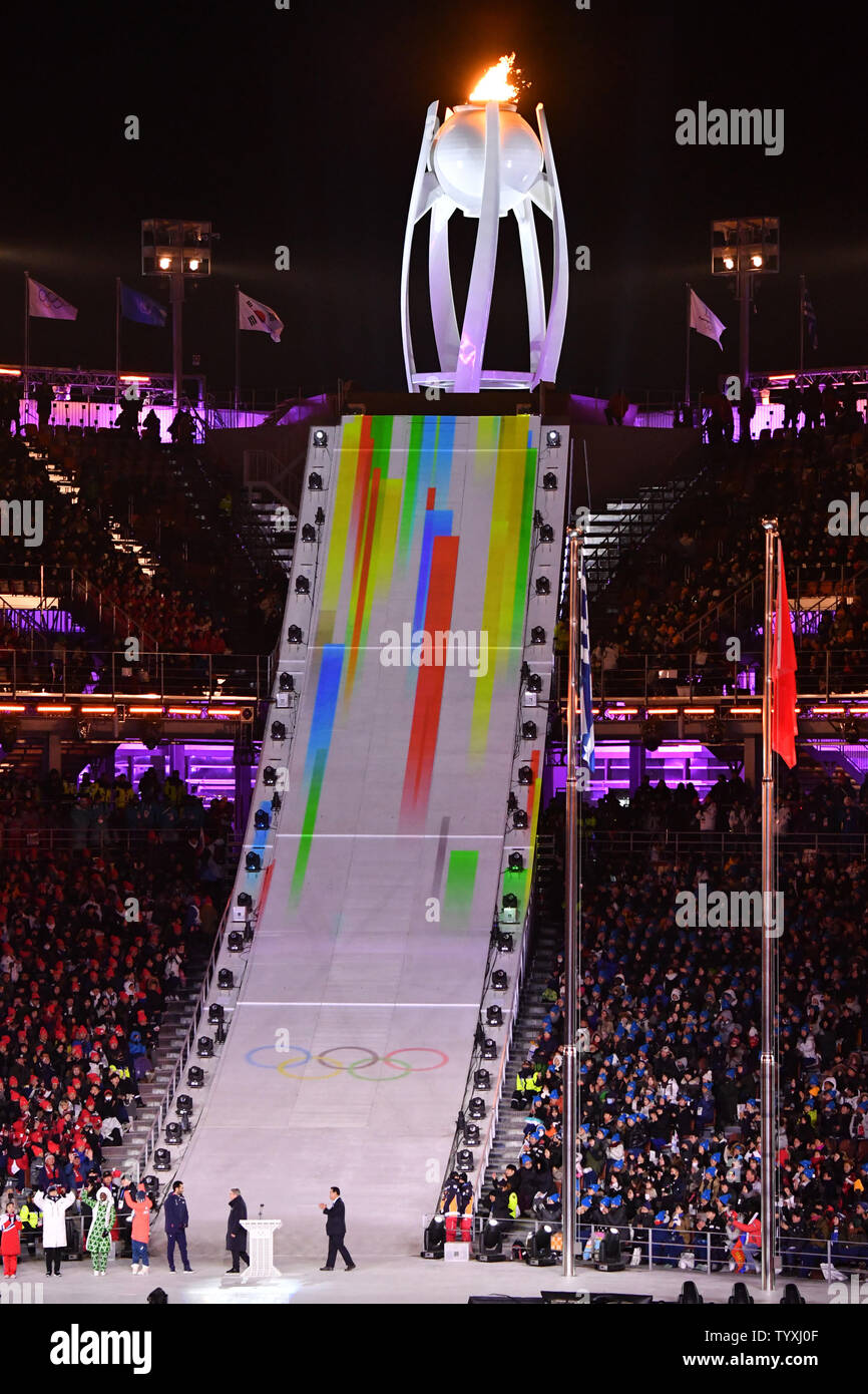 La flamme olympique est allumée lors de la cérémonie de clôture pour les Jeux Olympiques d'hiver de Pyeongchang 2018 le au Stade Olympique dans Daegwalnyeong, Corée du Sud, le 25 février 2018. Photo de Richard Ellis/UPI Banque D'Images
