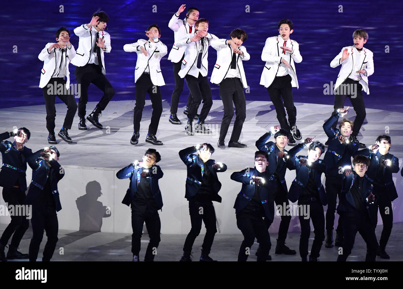 Les interprètes chantent et dansent à la cérémonie de clôture des Jeux Olympiques d'hiver de 2018 à Pyeongchang le au Stade Olympique dans Daegwalnyeong, Corée du Sud, le 25 février 2018. Photo de Richard Ellis/UPI Banque D'Images