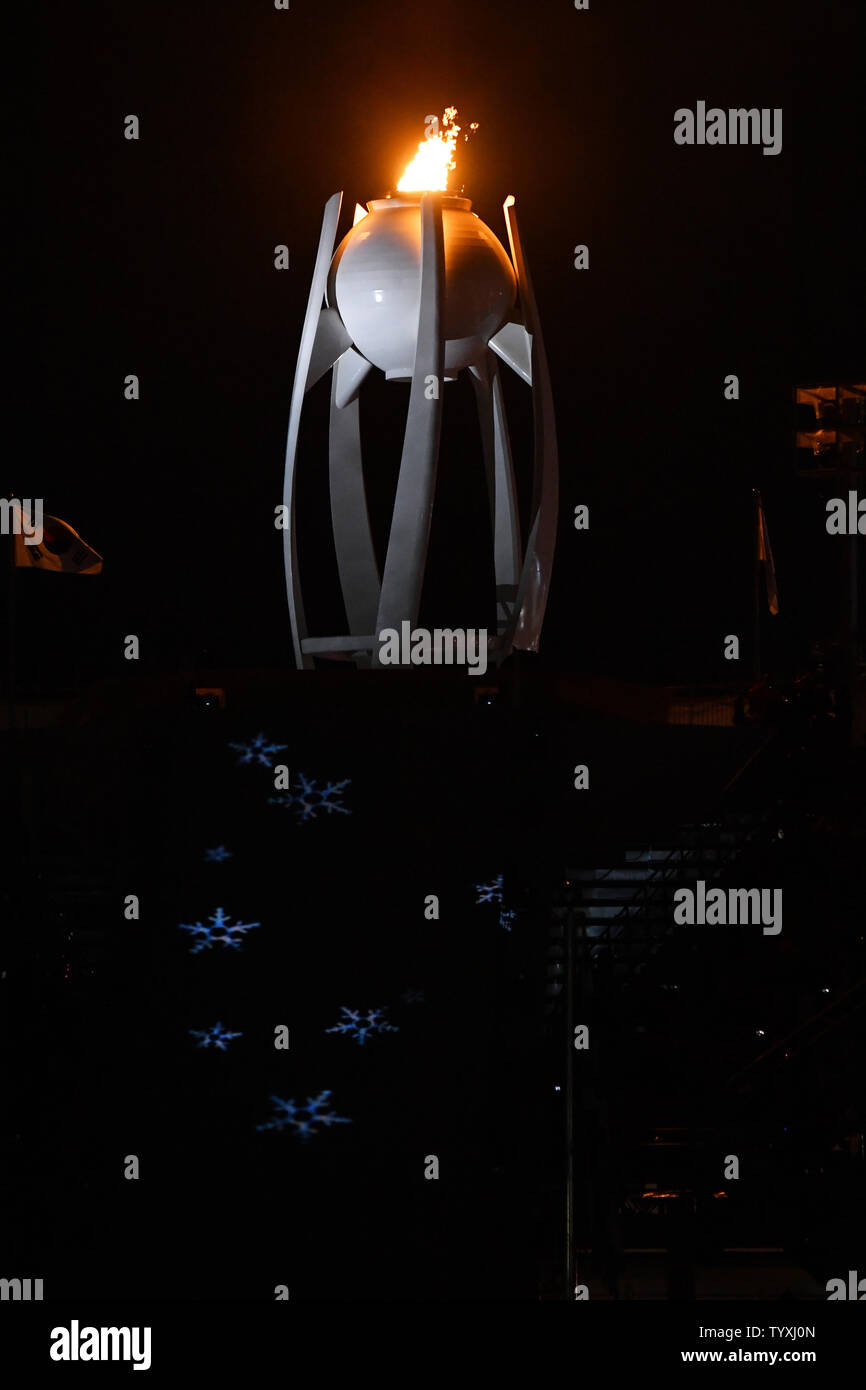 La flamme olympique est allumée lors de la cérémonie de clôture pour les Jeux Olympiques d'hiver de Pyeongchang 2018 le au Stade Olympique dans Daegwalnyeong, Corée du Sud, le 25 février 2018. Photo de Richard Ellis/UPI Banque D'Images