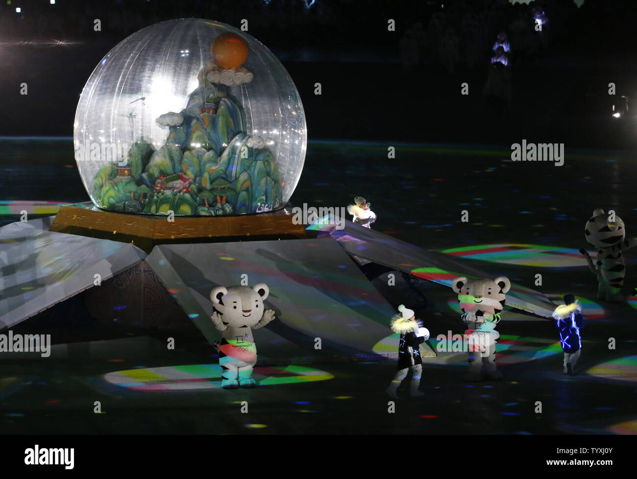 Les interprètes chantent et dansent à la cérémonie de clôture des Jeux Olympiques d'hiver de 2018 à Pyeongchang le au Stade Olympique dans Daegwalnyeong, Corée du Sud, le 25 février 2018. Photo de Matthew Healey/UPI Banque D'Images