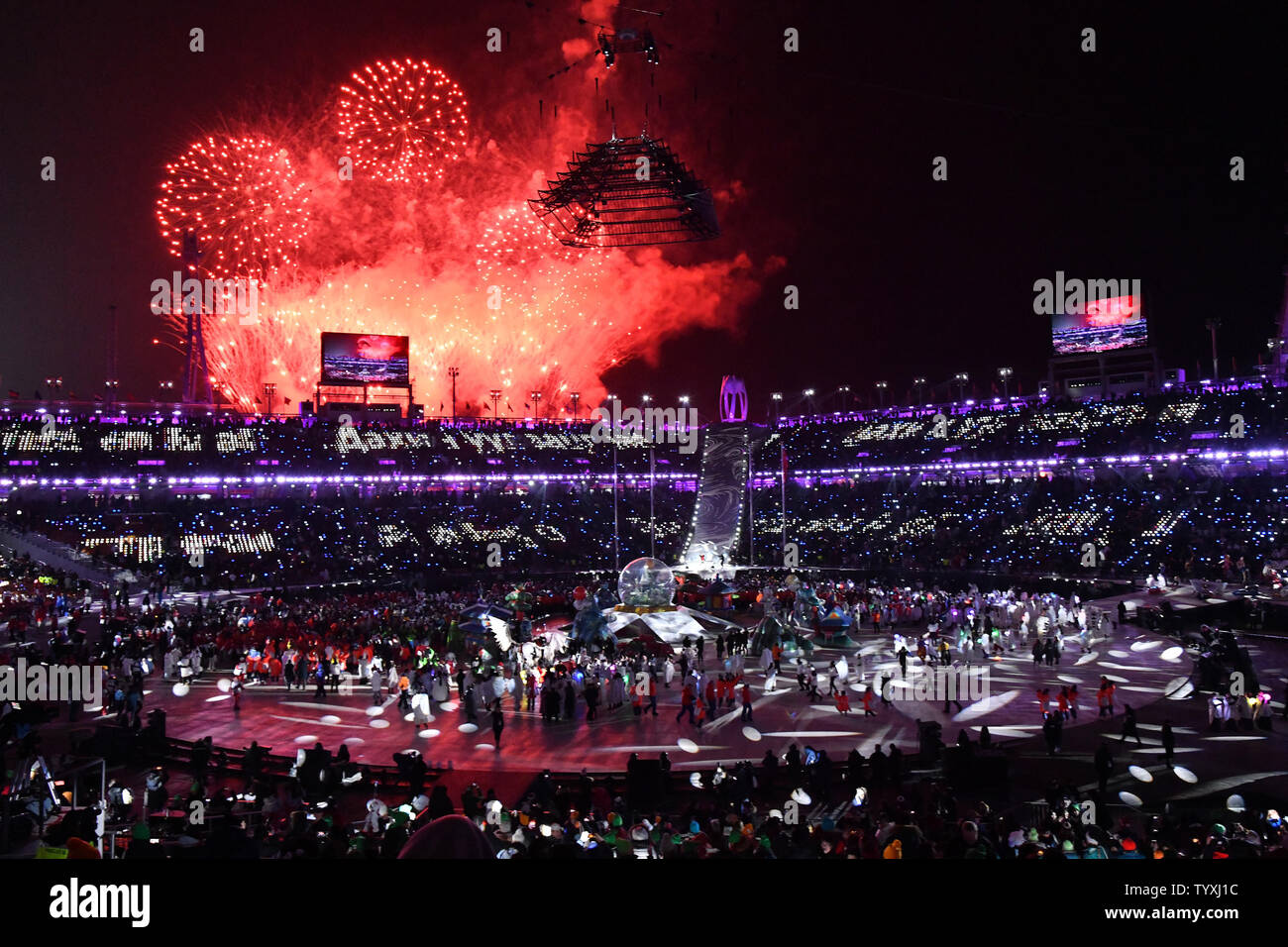 Les artistes, dans le cadre d'un feu d'artifice lors de la cérémonie de clôture pour les Jeux Olympiques d'hiver de Pyeongchang 2018 le au Stade Olympique dans Daegwalnyeong, Corée du Sud, le 25 février 2018. Photo de Richard Ellis/UPI Banque D'Images