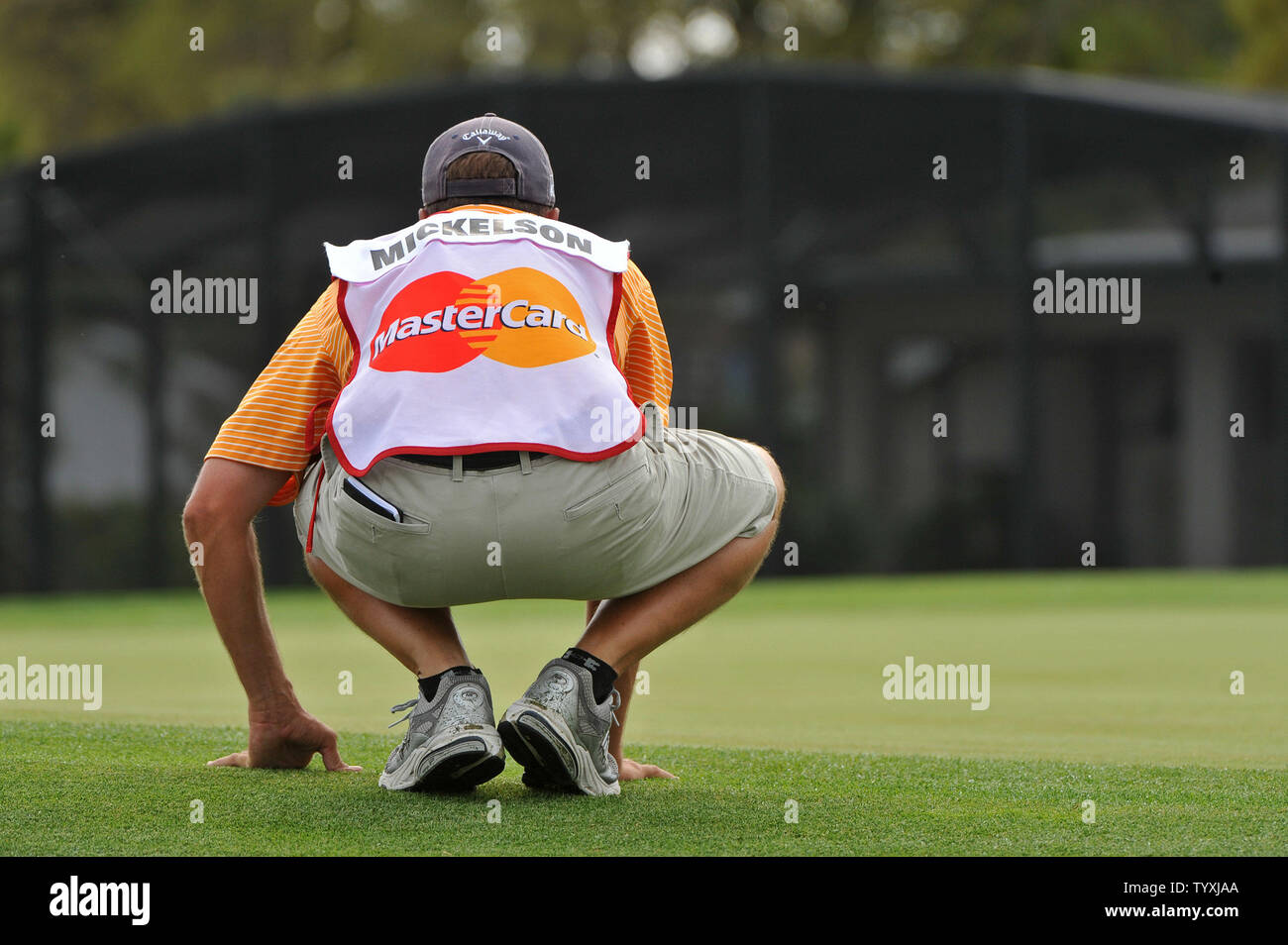 Phil Mickelson et caddie Jim Mackay aligne un putt sur le 15ème green au cours du deuxième tour de l'Arnold Palmer Invitational au Bay Hill Club and Lodge d'Orlando, Floride le 26 mars 2010. UPI/Kevin Dietsch Banque D'Images