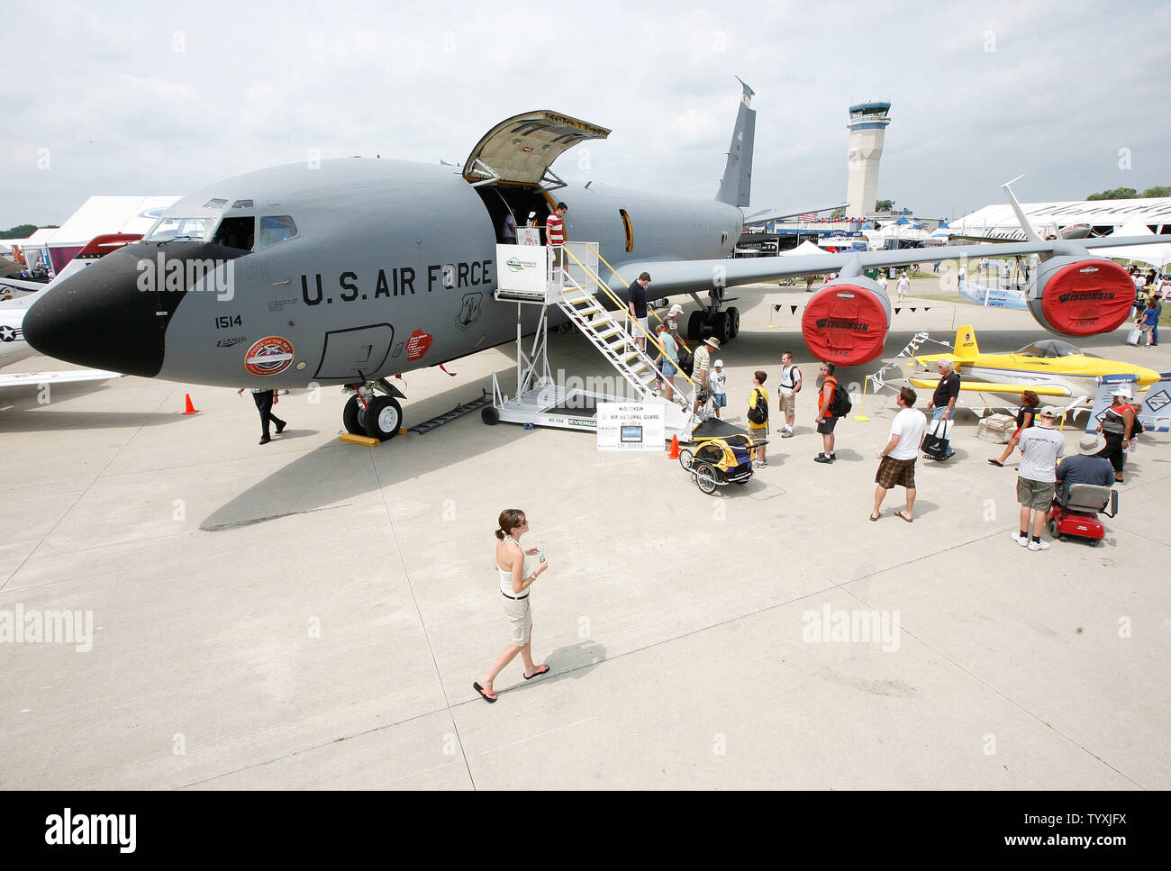 Les intervenants de vérifier une Wisconsin Air National Guard KC-135 de ravitaillement en vol d'un avion à l'Experimental Aircraft Association's 56th visite annuelle à AirVenture Oshkosh convention le 29 juillet 2008 à Oshkosh, Wisconsin. La controverse a éclaté au début de l'année après l'Armée de l'air a choisi EADS-Northrop Gummann sur Boeing pour construire de nouveaux avions ravitailleurs pour remplacer sa flotte vieillissante de KC-135. (Photo d'UPI/Brian Kersey) Banque D'Images