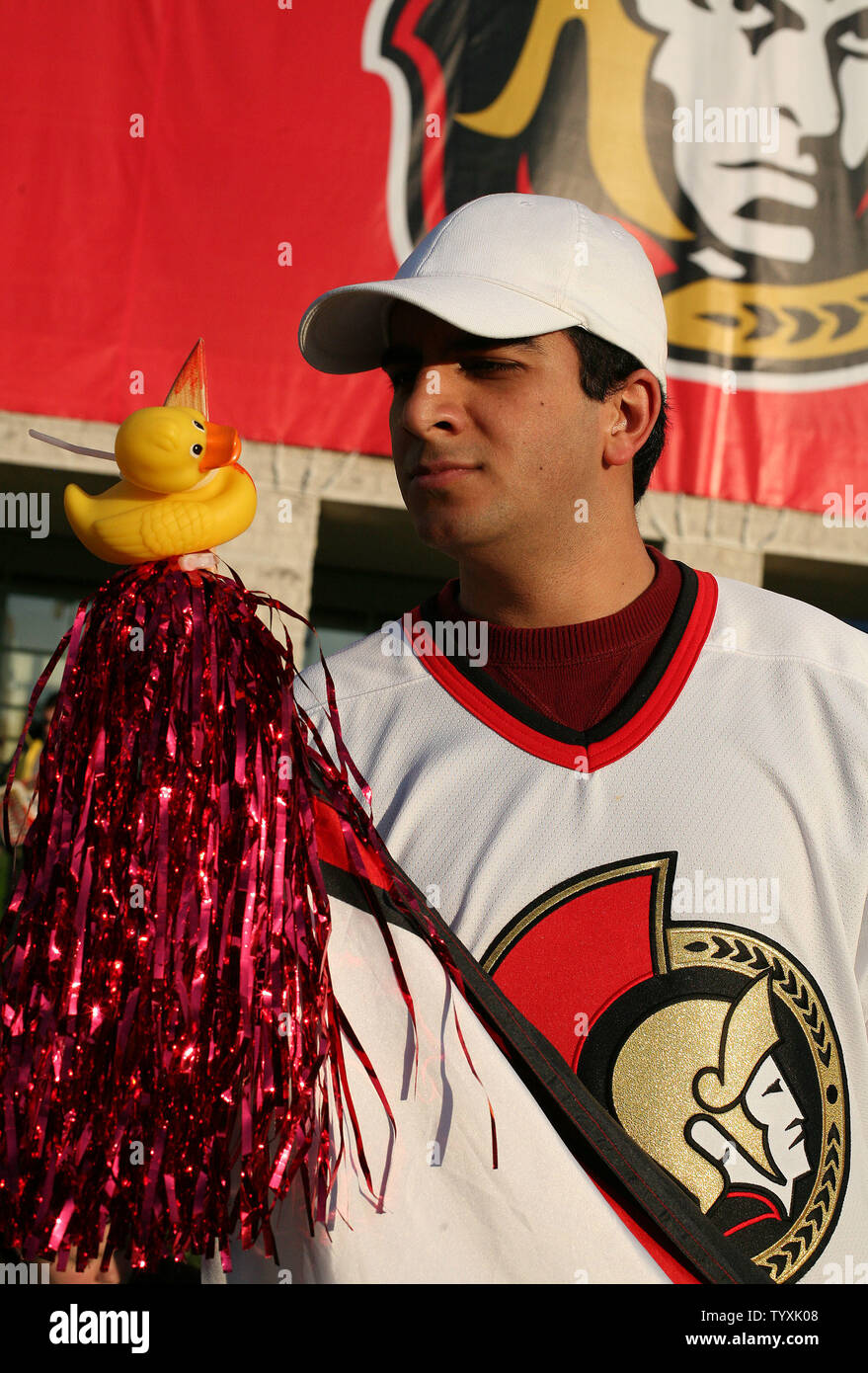 Partisan des Sénateurs d'Ottawa Arya Kolaei brandit son bâton de hockey avec brochette de canard avant le début du match 5 de la finale de la coupe Stanley à la Place des festivals à l'extérieur de l'Hôtel de Ville d'Ottawa le 6 juin 2007. Plus de dix mille fans se sont réunis pour regarder le match à l'extérieur, sur deux grands écrans avec l'espoir de ramener la Coupe Stanley de retour à Ottawa après 80 ans. (Photo d'UPI/Grace Chiu). Banque D'Images